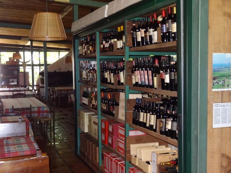 Scaffale con vini