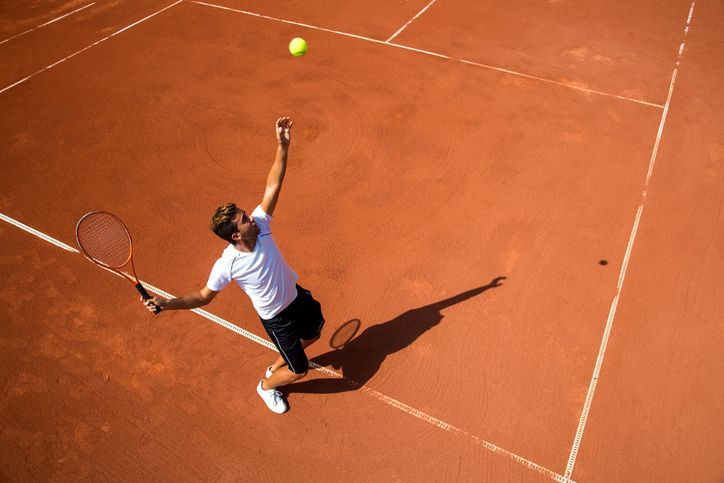 Tennista su campo in terra battuta