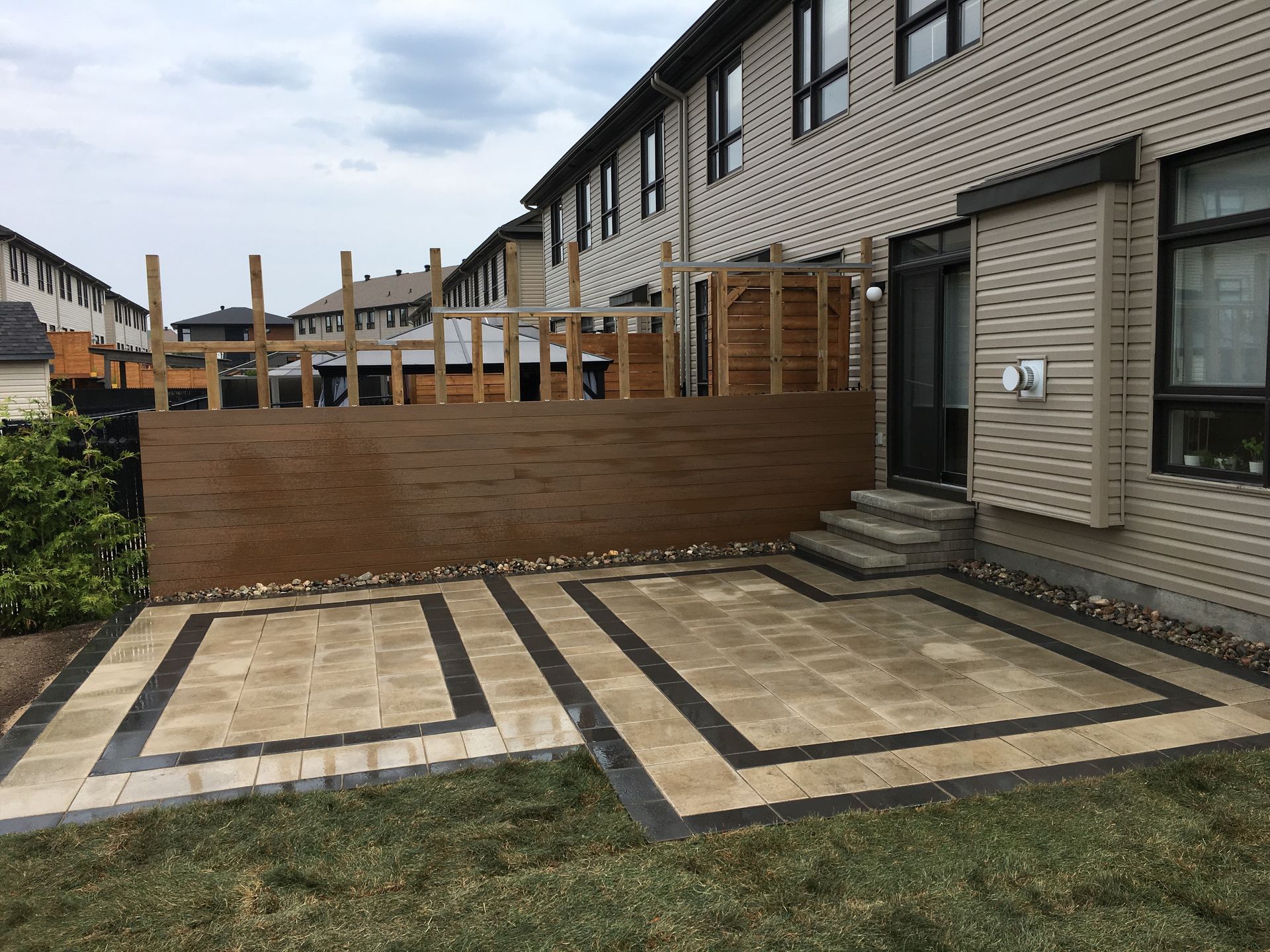 Un patio est en cours de construction devant une maison.