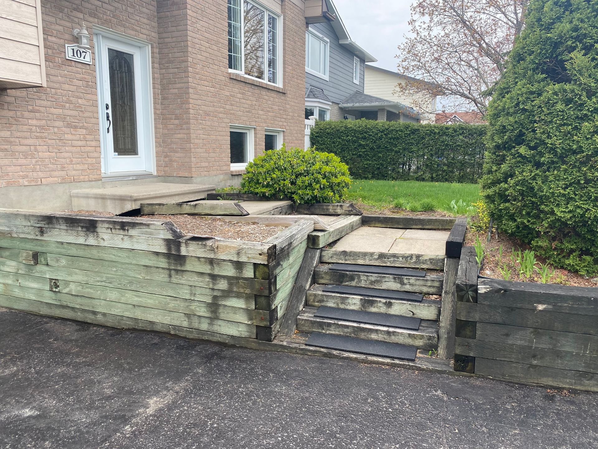 Une maison en briques avec des escaliers menant à la porte d'entrée.