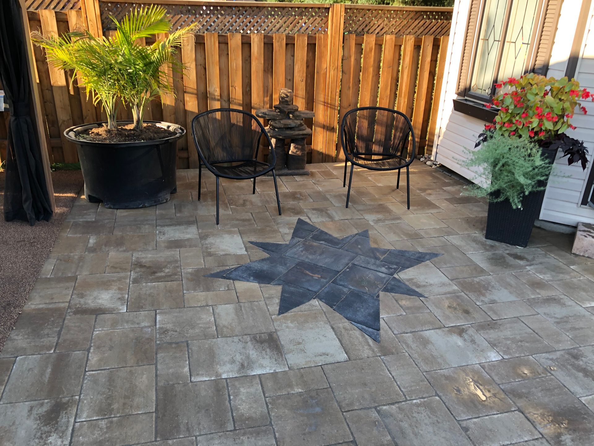 Un patio avec une étoile au milieu.