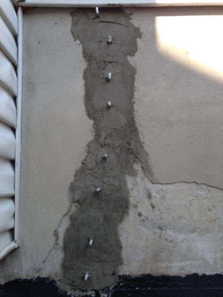Un gros plan d'un mur avec des vis dedans.