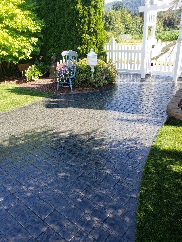 Brick-patterned dark gray patio