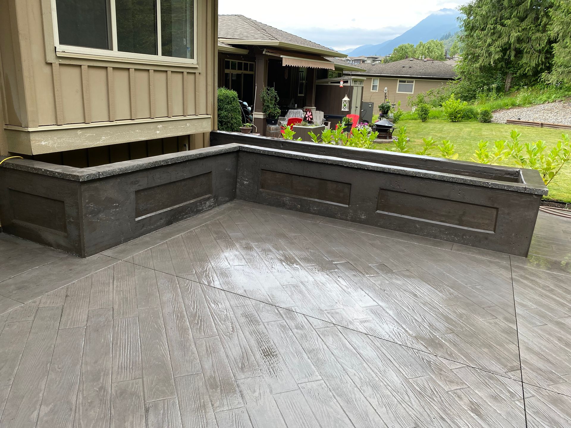 Composite deck with built-in dark gray planter boxes 