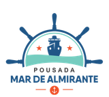 Logotipo da Pousada Mar de Almirante com um timão de navio, a silhueta de um navio, duas estrelas e um ícone de âncora.