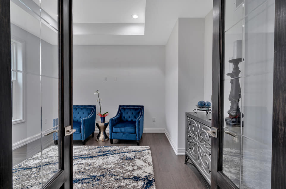 Sitting room in new home construction with beautiful inset