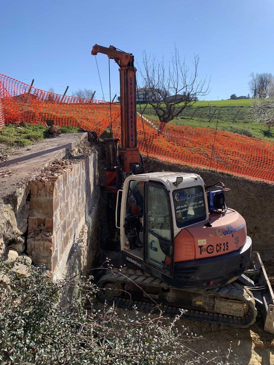 Trivellazione vicino a un muro