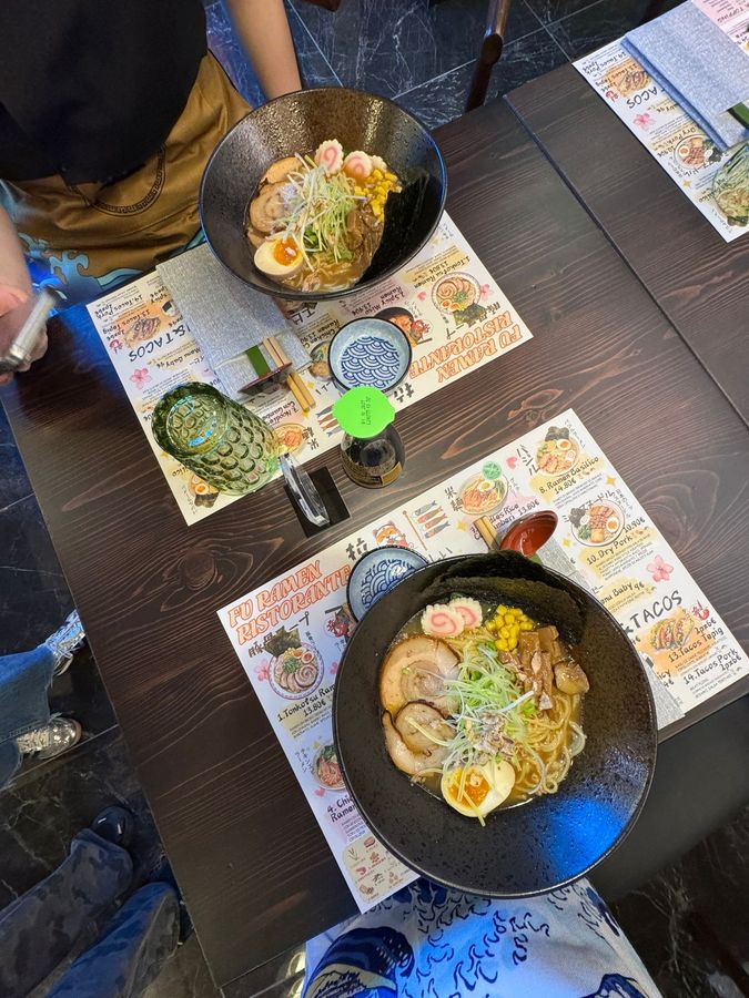 Esposizione di frutti di mare: vari pesci e crostacei freschi sul ghiaccio in un mercato.