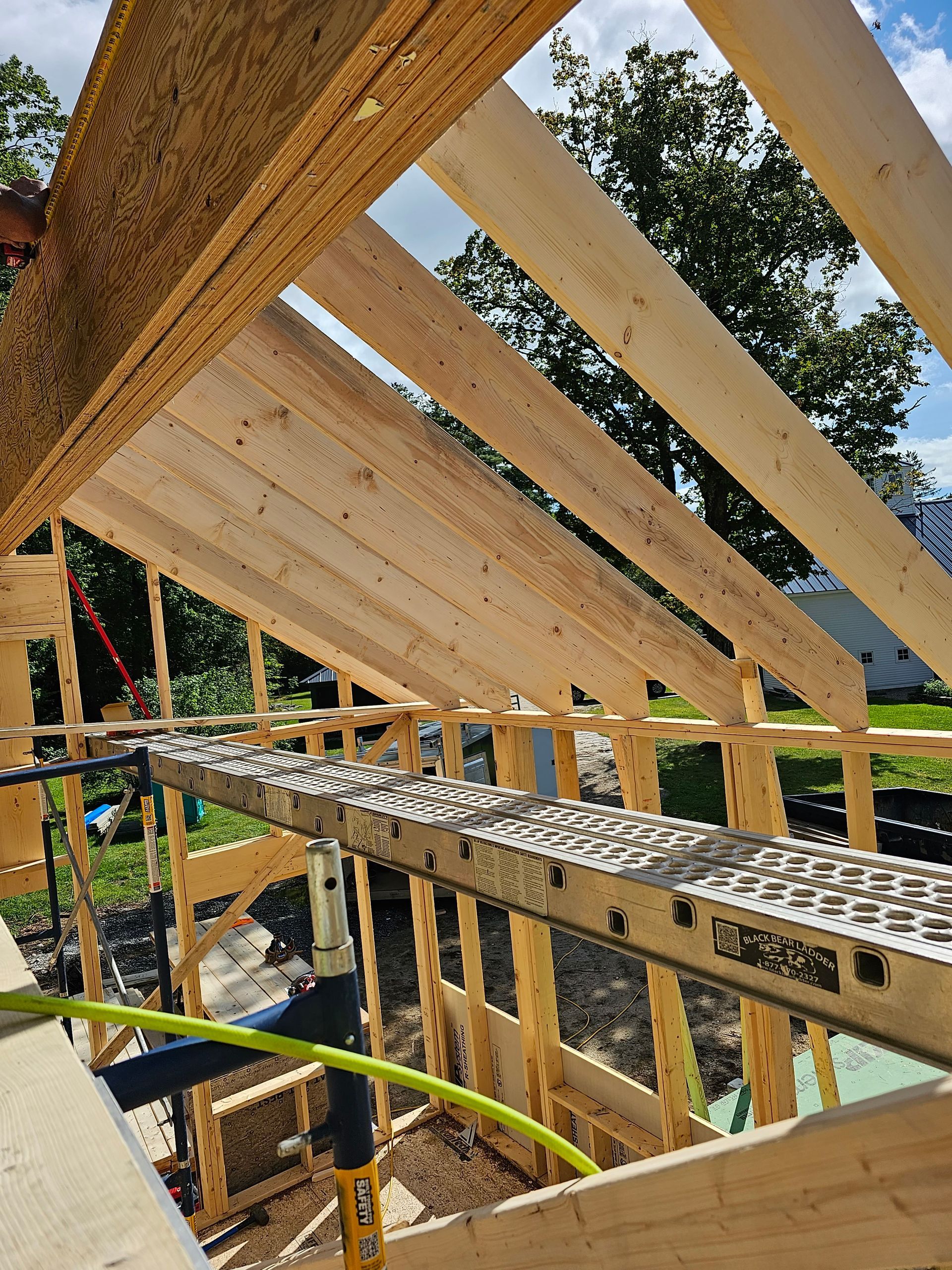 a scaffolding with a ladder attached to it that says ' dewalt ' on it in a new frame