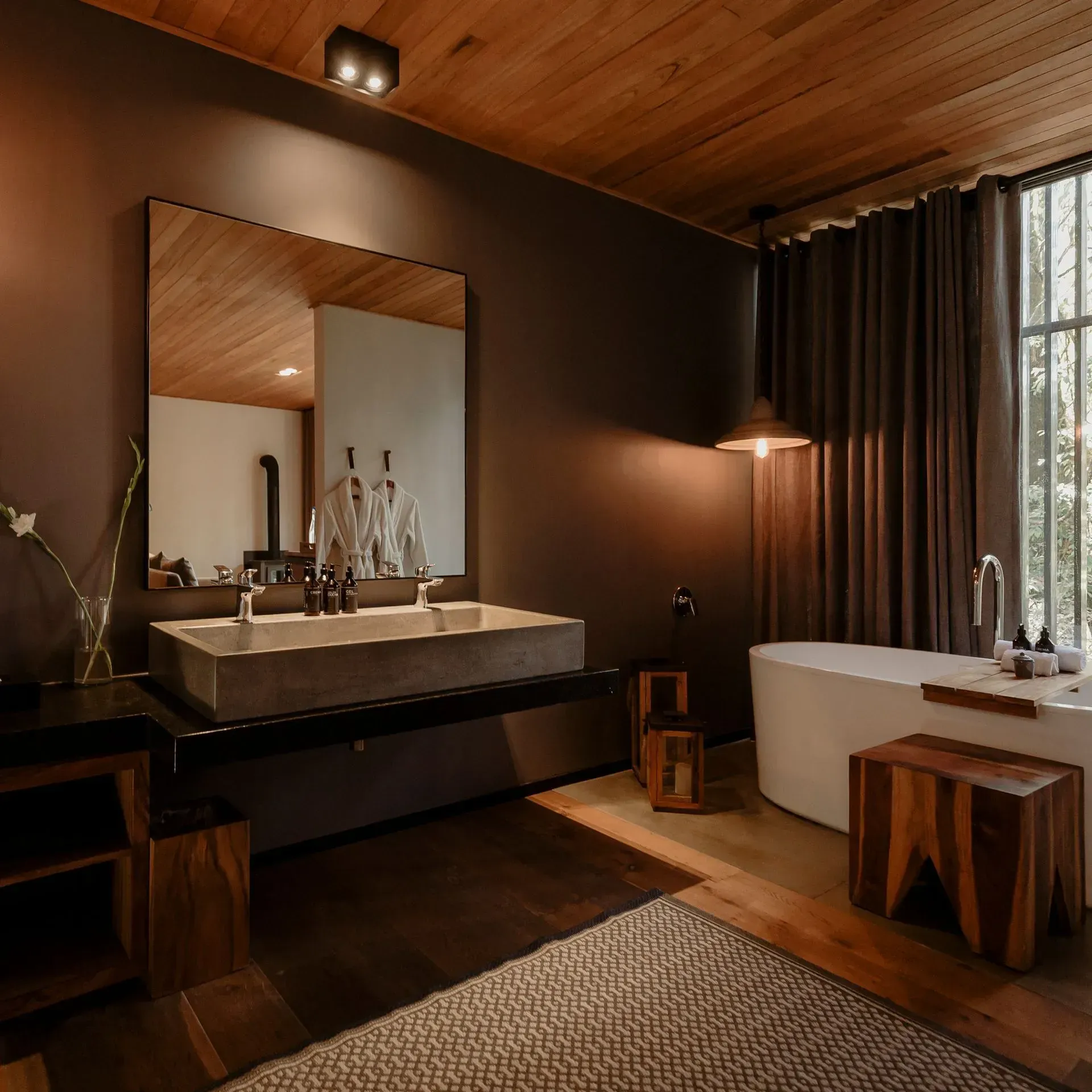 Baño amplio, estilizado con tina de inmersión y vista al bosque