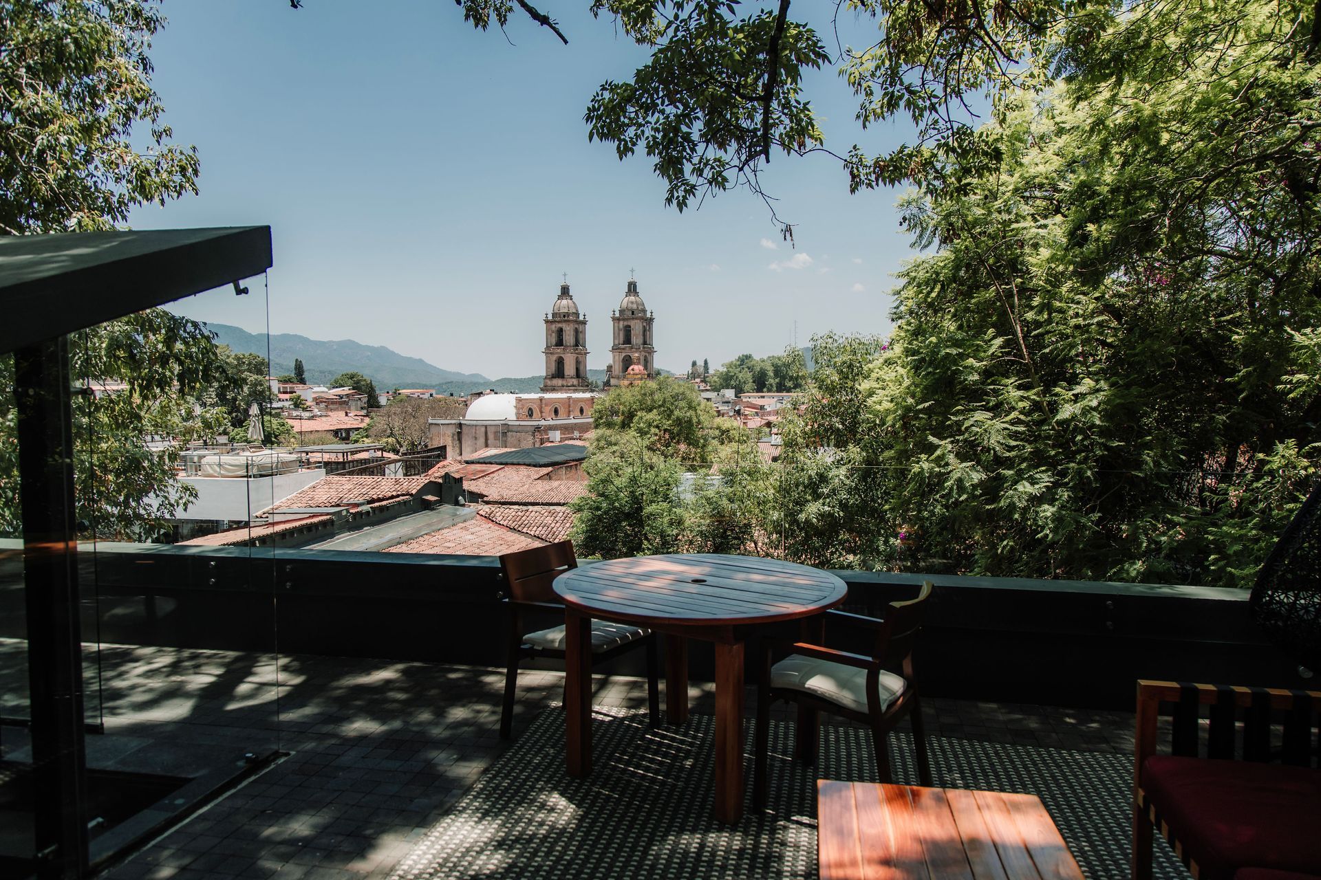 Rooftop con sombras al atardecer, vista de árboles, la catedral y el pueblo de Valle de bravo