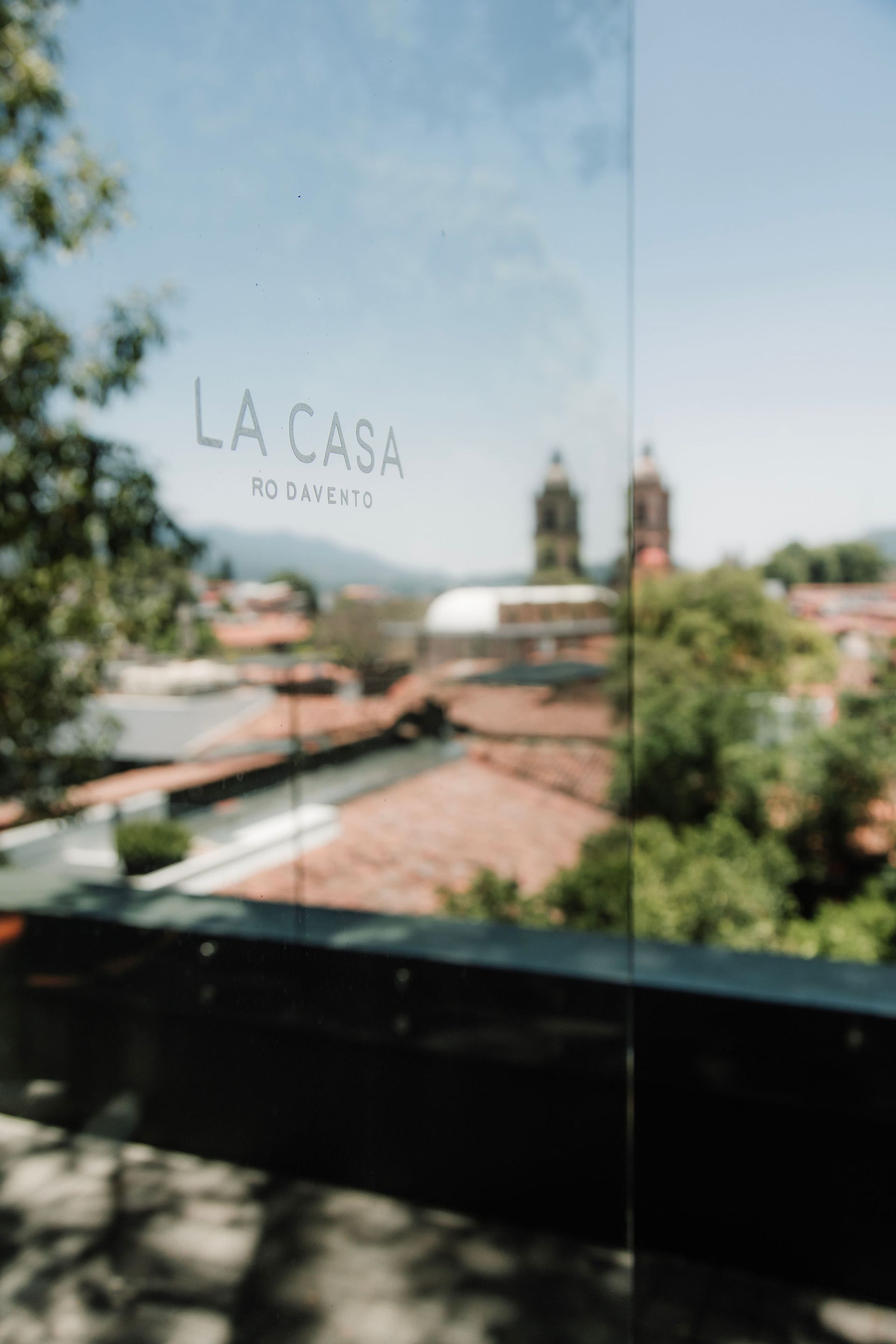 Un letrero de cristal con la inscripción