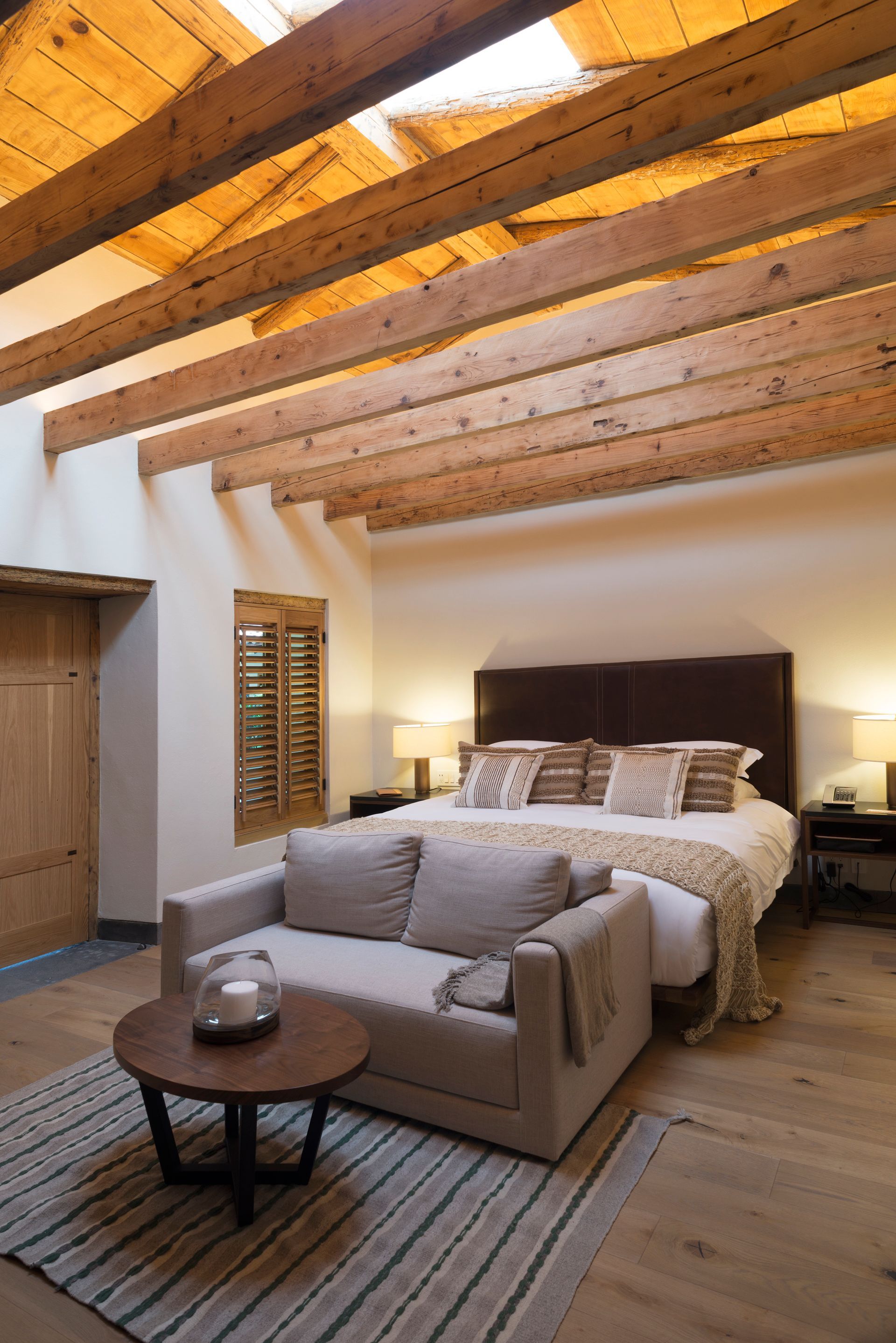 Acogedora habitación con mucha luz, techo con vigas de madera y amplios espacios. Cama king size.