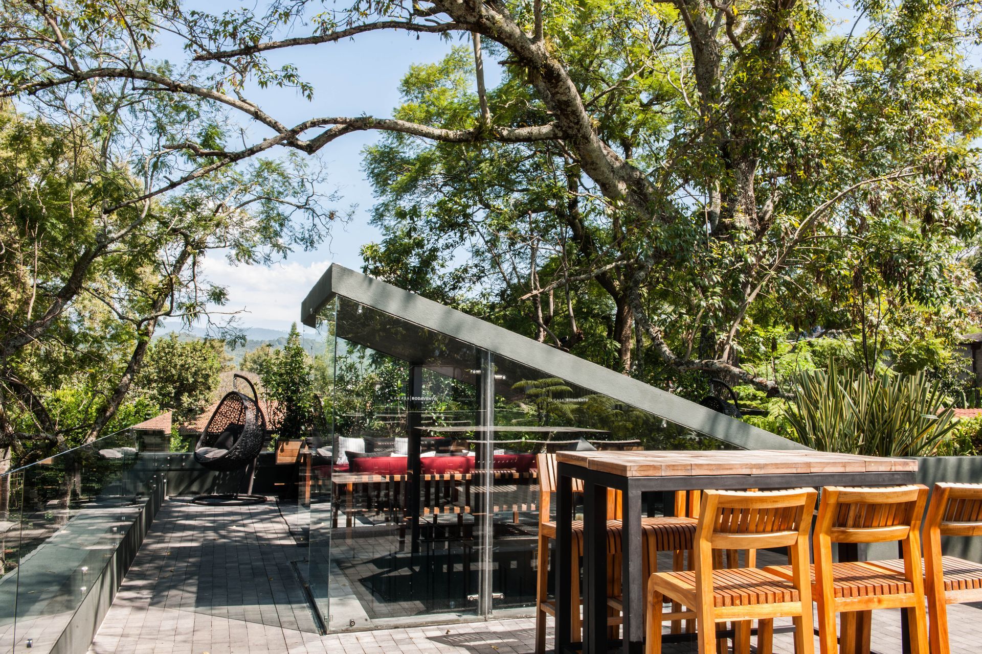 Rooftop de La Casa Rodavento con salitas exteriores y periqueras para compartir en pareja o con amigos