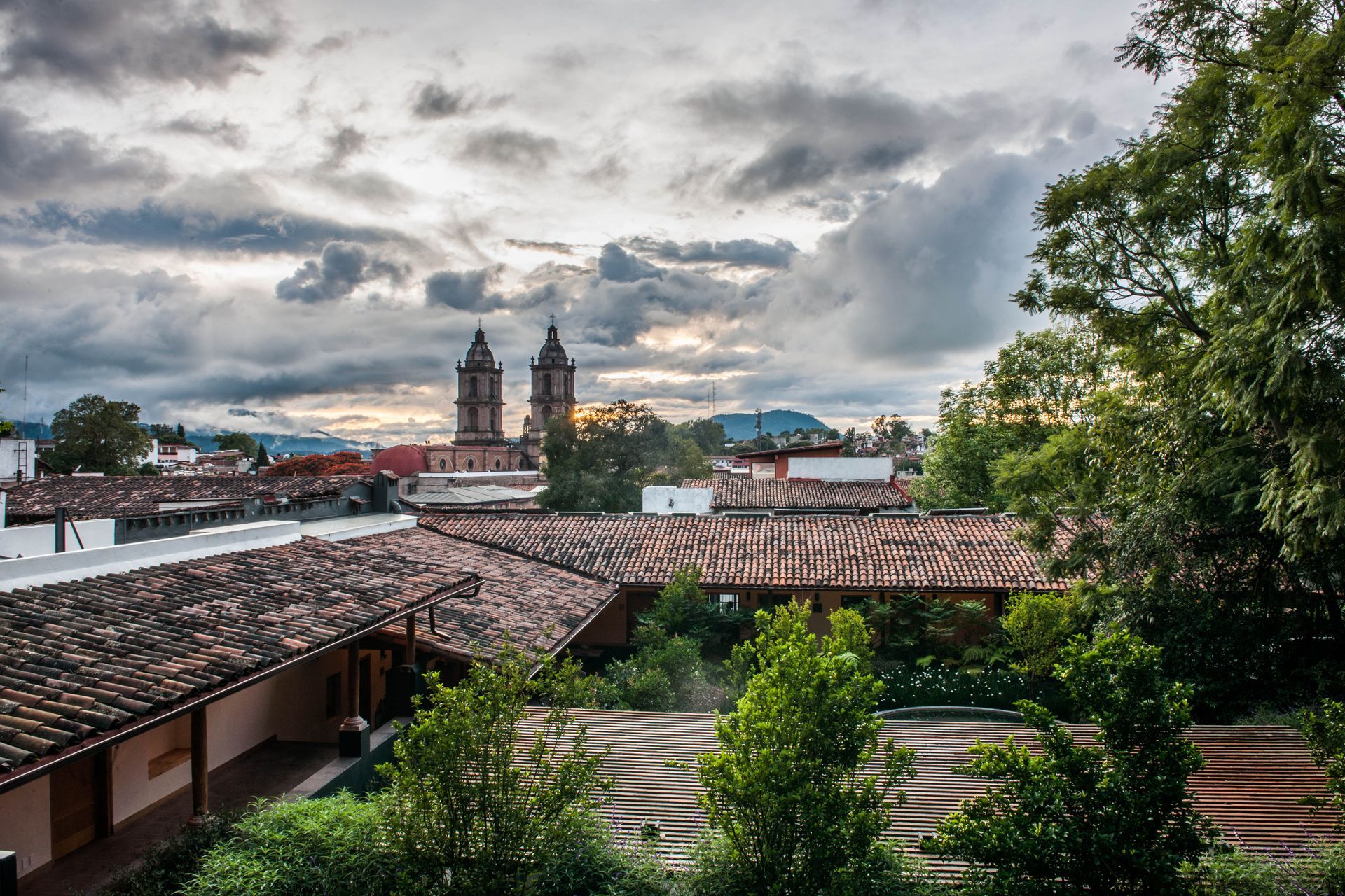 Vista desde el rooftop de la catedral y La Casa Rodavento, techos de teja del pueblo.