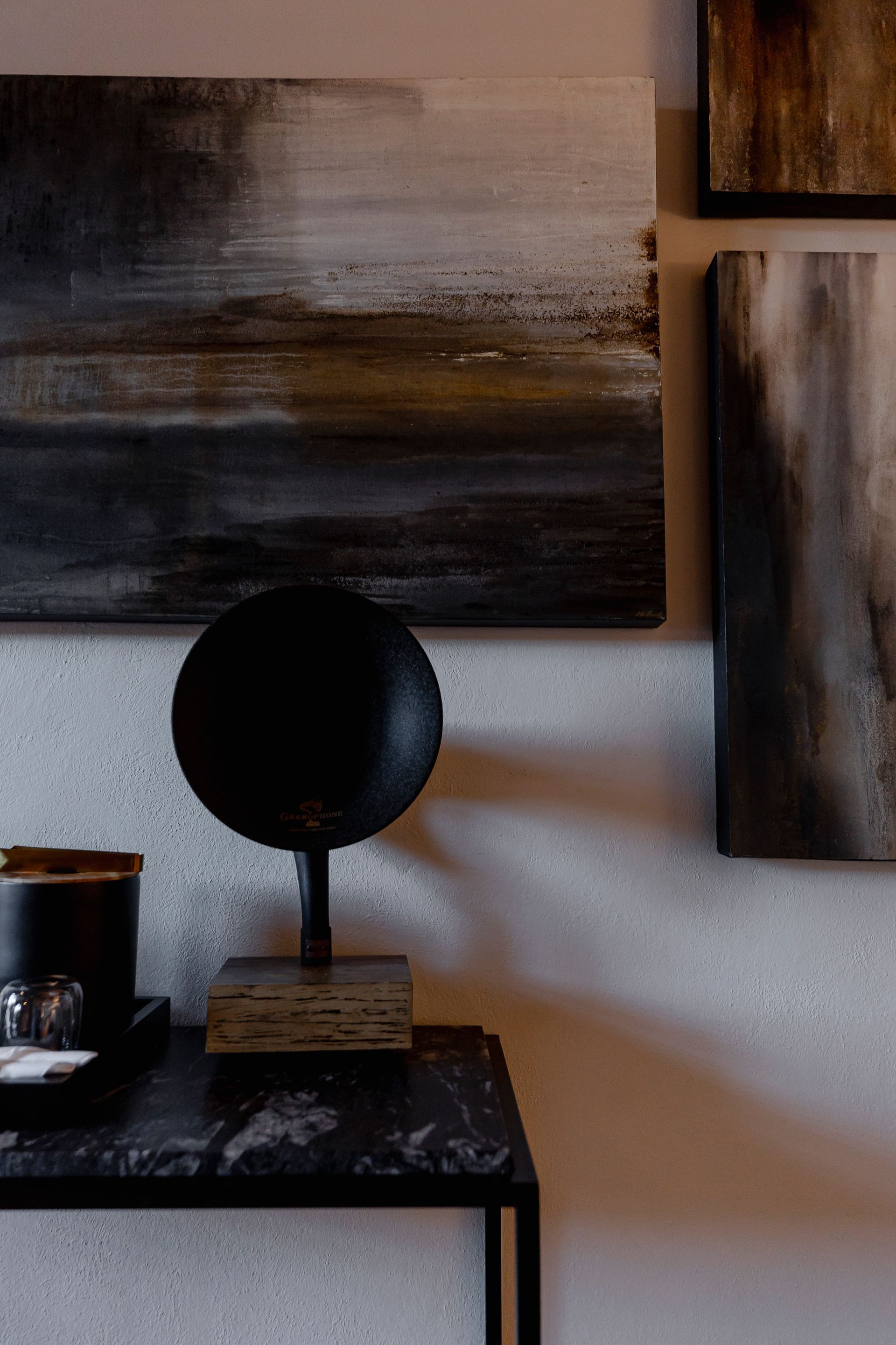 Detalles de la habitación. Cuadros y decoración