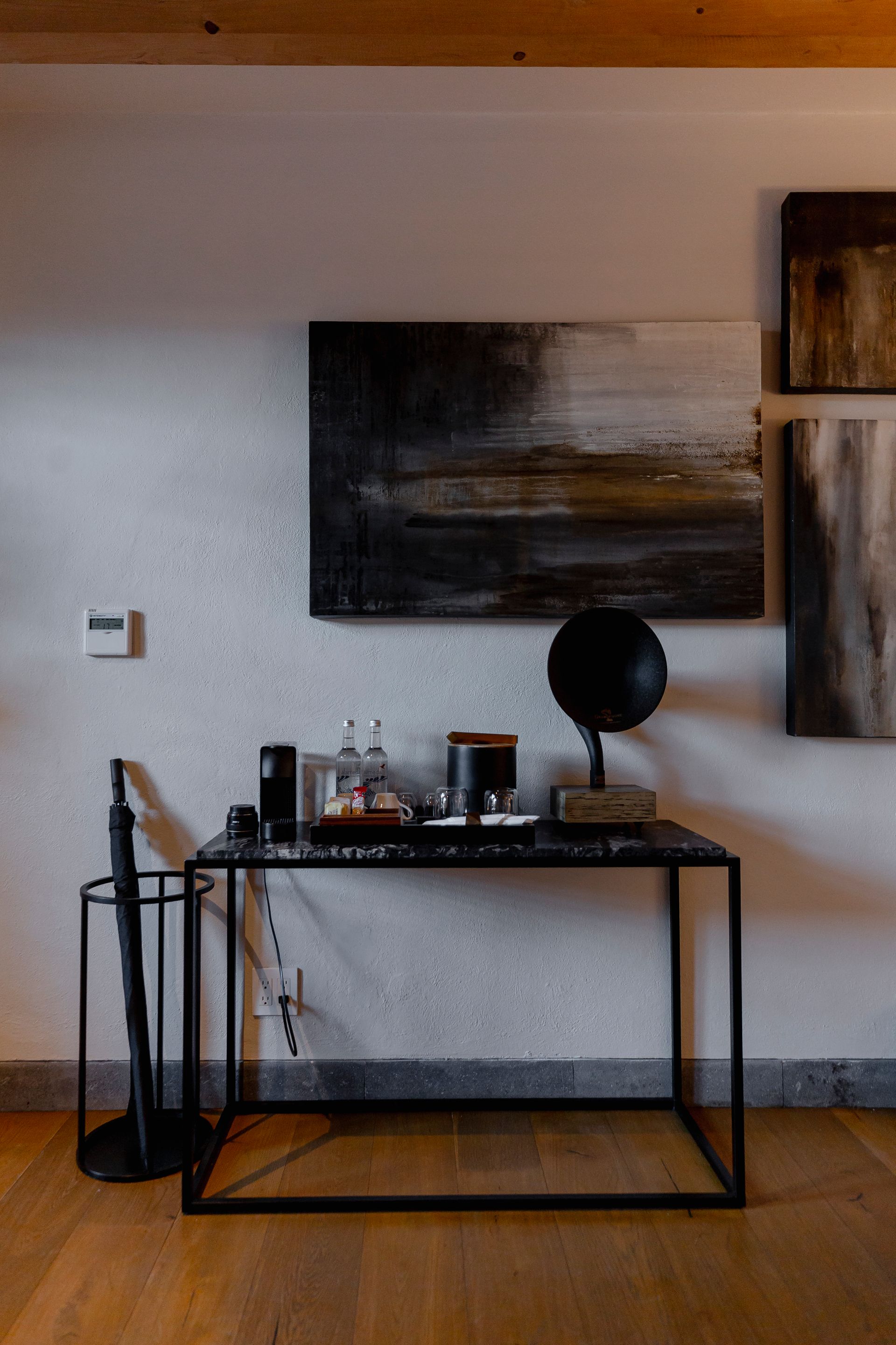 Arte de las habitaciones de La Casa Rodavento, cuadros abstractos en blanco, gris y negro