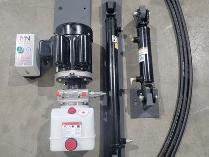 Un système hydraulique est posé sur un sol en béton.