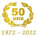 C'est un logo du 50e anniversaire avec une couronne de laurier.