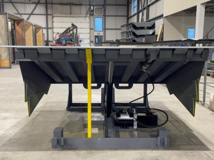 Une machine est posée sur un sol en béton dans un entrepôt.