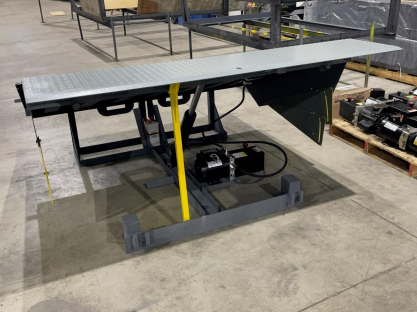 Une machine est posée sur un sol en béton dans un entrepôt.