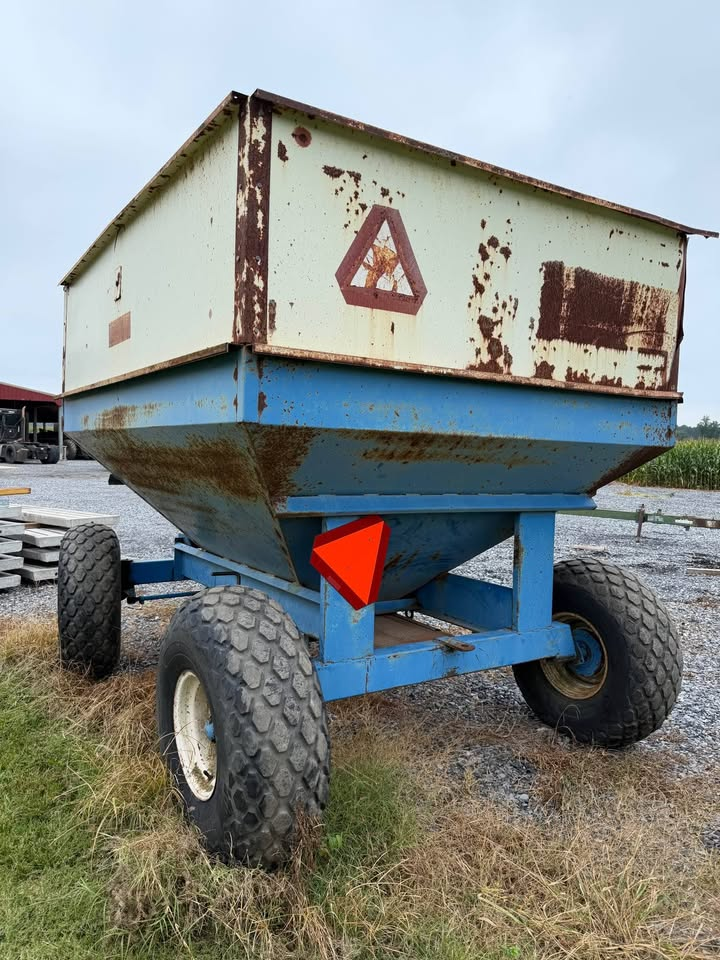 Center Dump Gravity Wagon