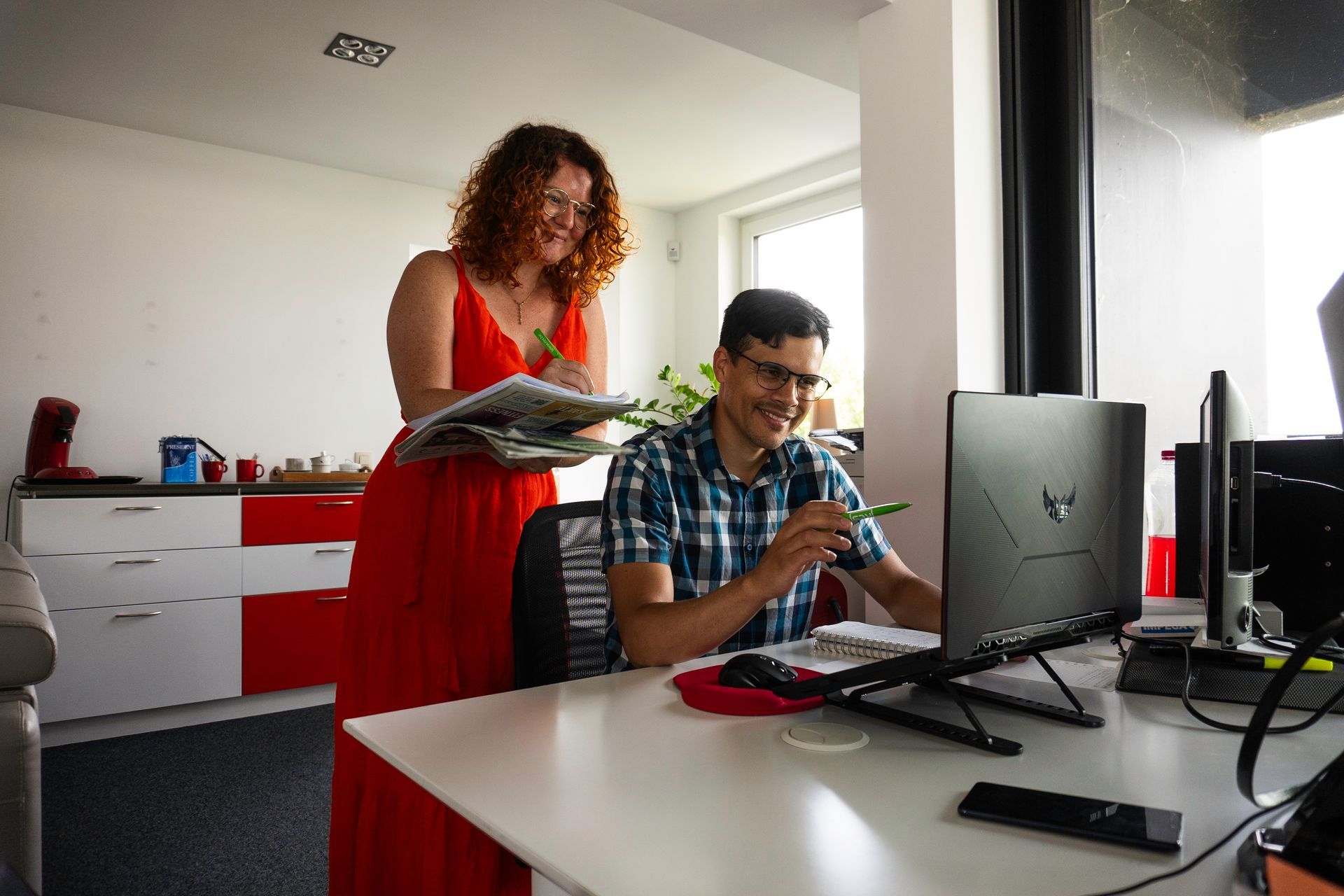 Equipe VERSUS en train de travailler sur l'image de marque d'une entreprise