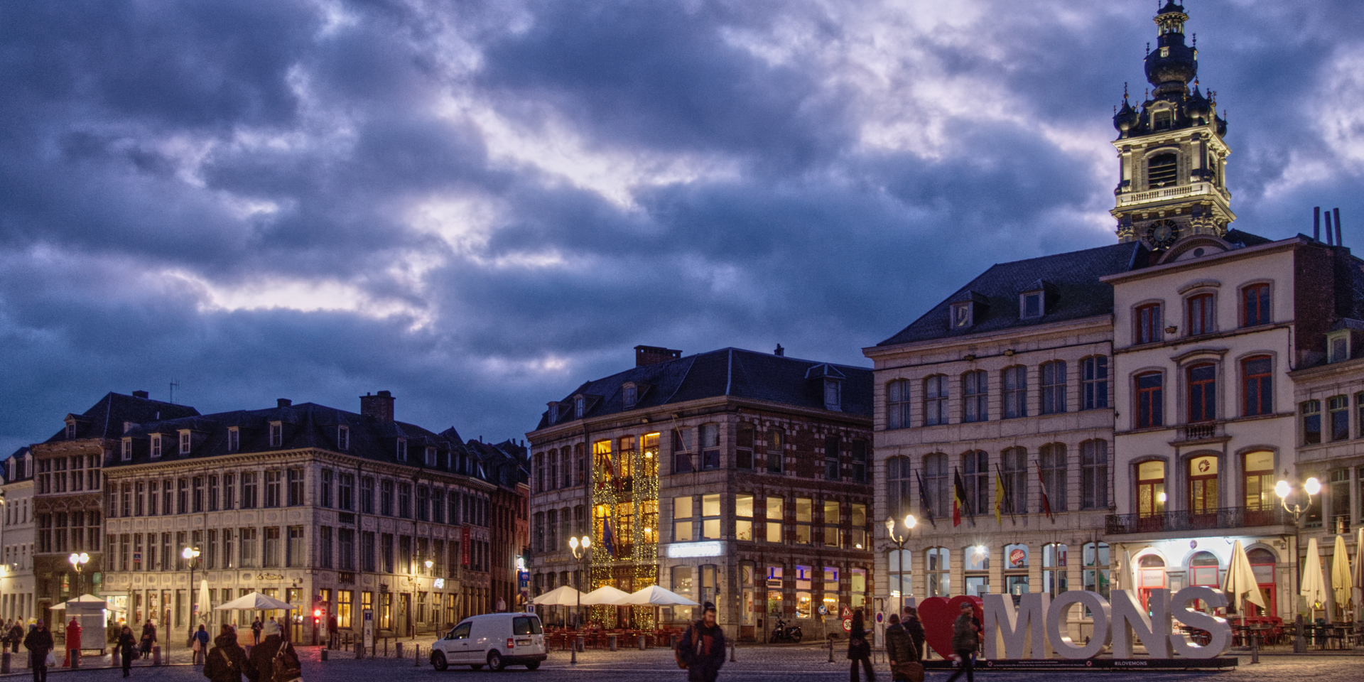 Grand place de Mons qui acceuillit les vélos EYE SCREEN pour une campagne de street marketing digital
