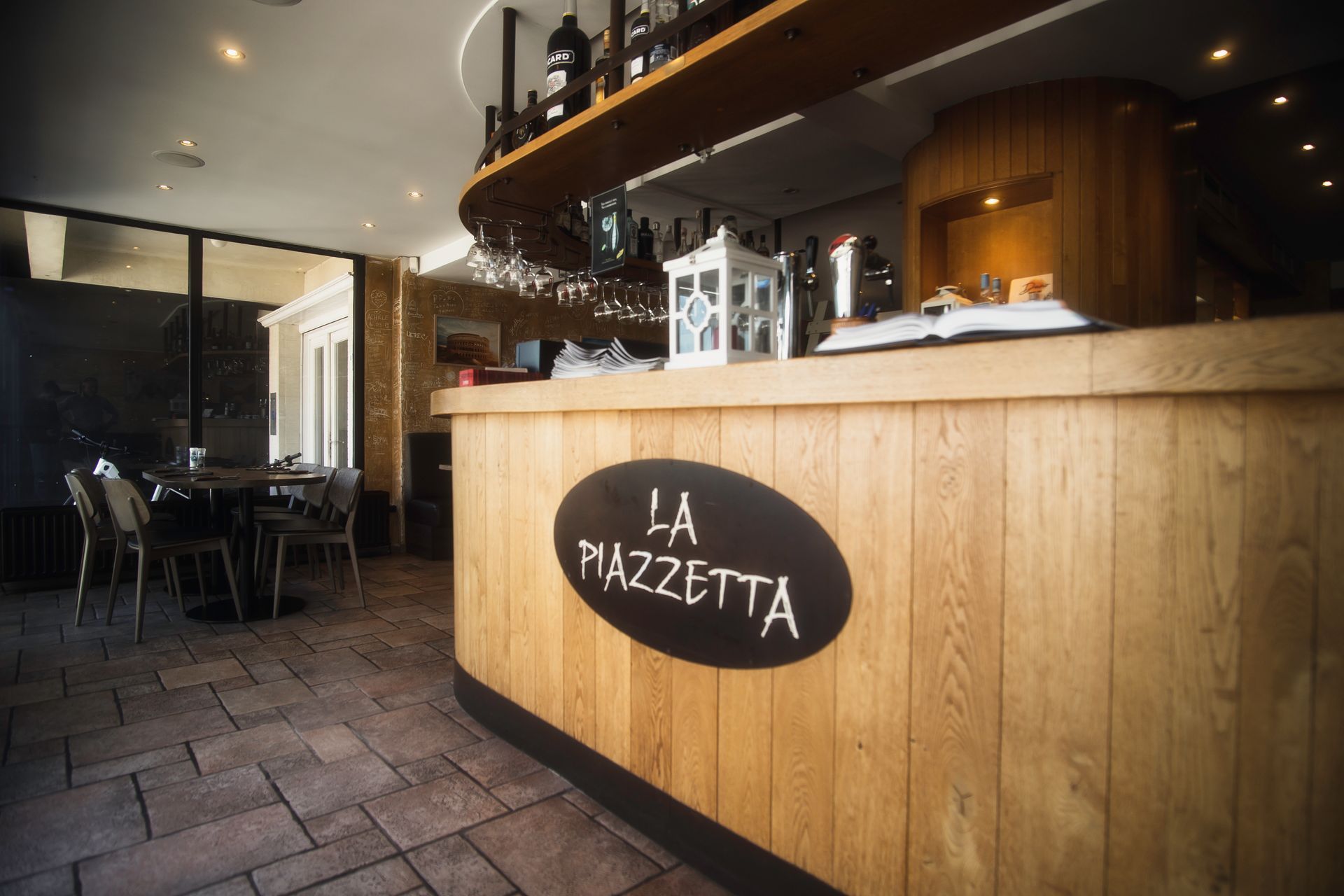 comptoir du restaurant La Piazzetta, où nos clients peuvent savourer des pizzas et des boissons rafraîchissantes