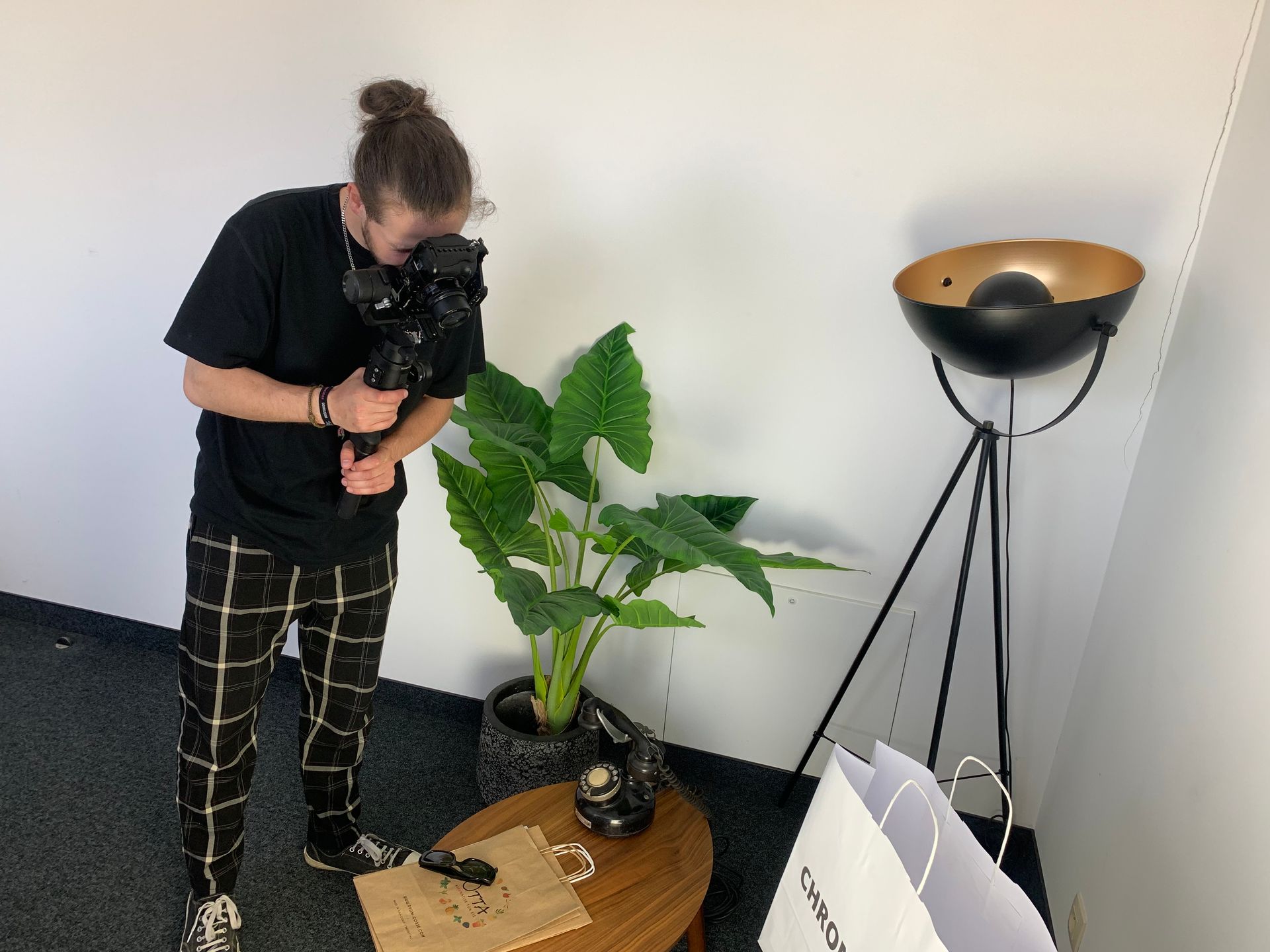 Vidéaste en action pour l'entreprise VERSUS Communication