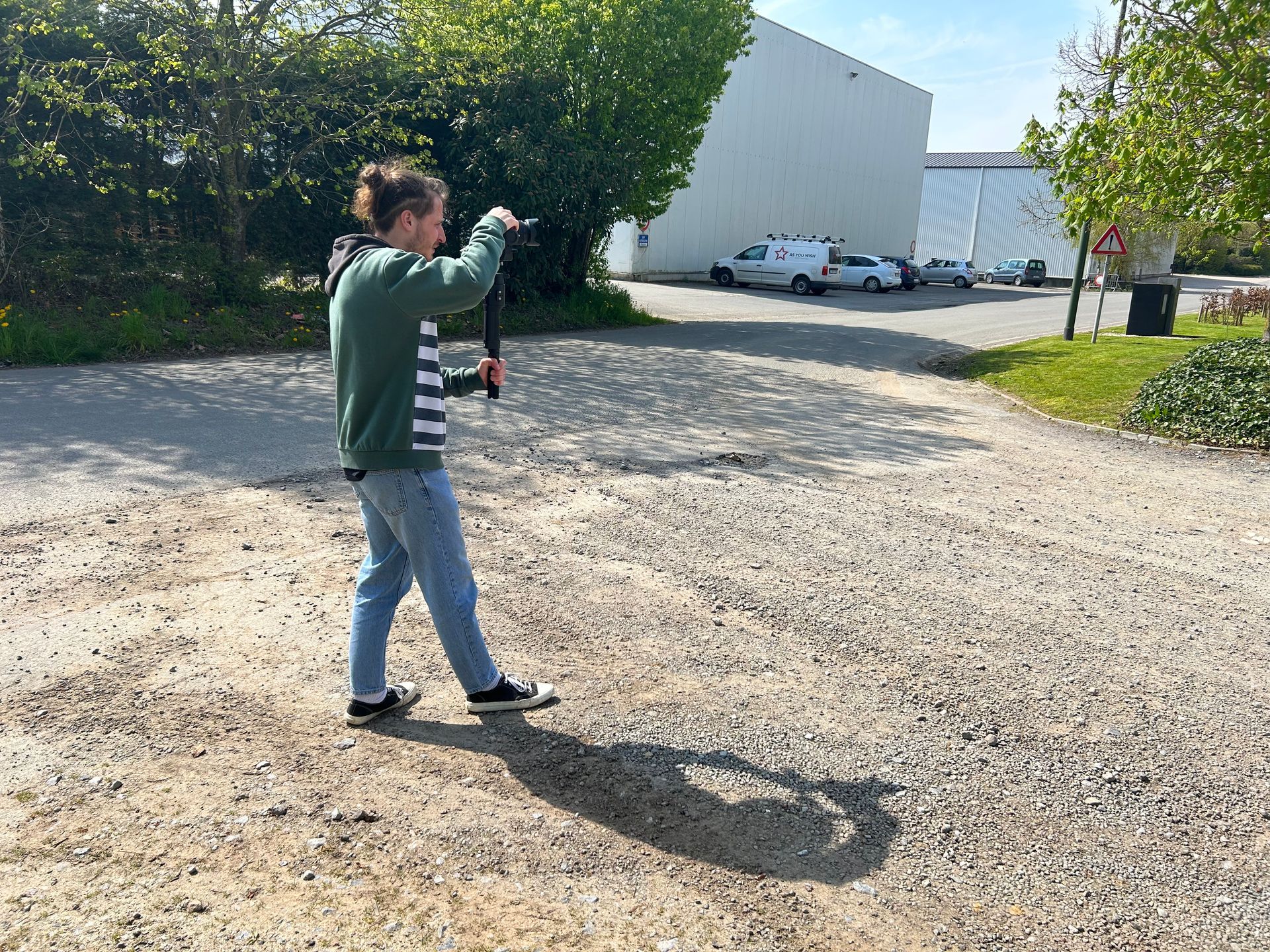Vidéaste en action pour vidéo d'entreprise