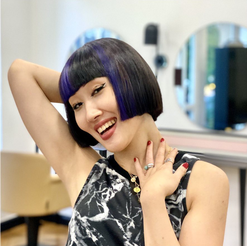 Une femme aux cheveux courts, bruns et méchés