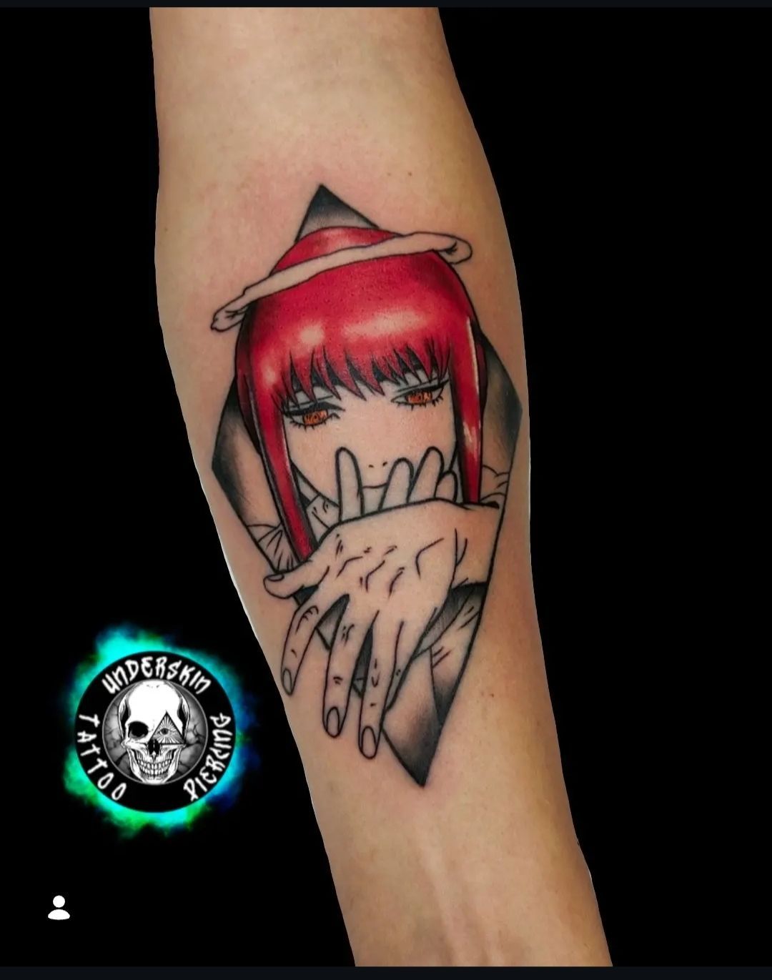 tatuaggio a colori del personaggio anime Makima con i capelli rossi un'aureola e una mano che le copre parte del viso