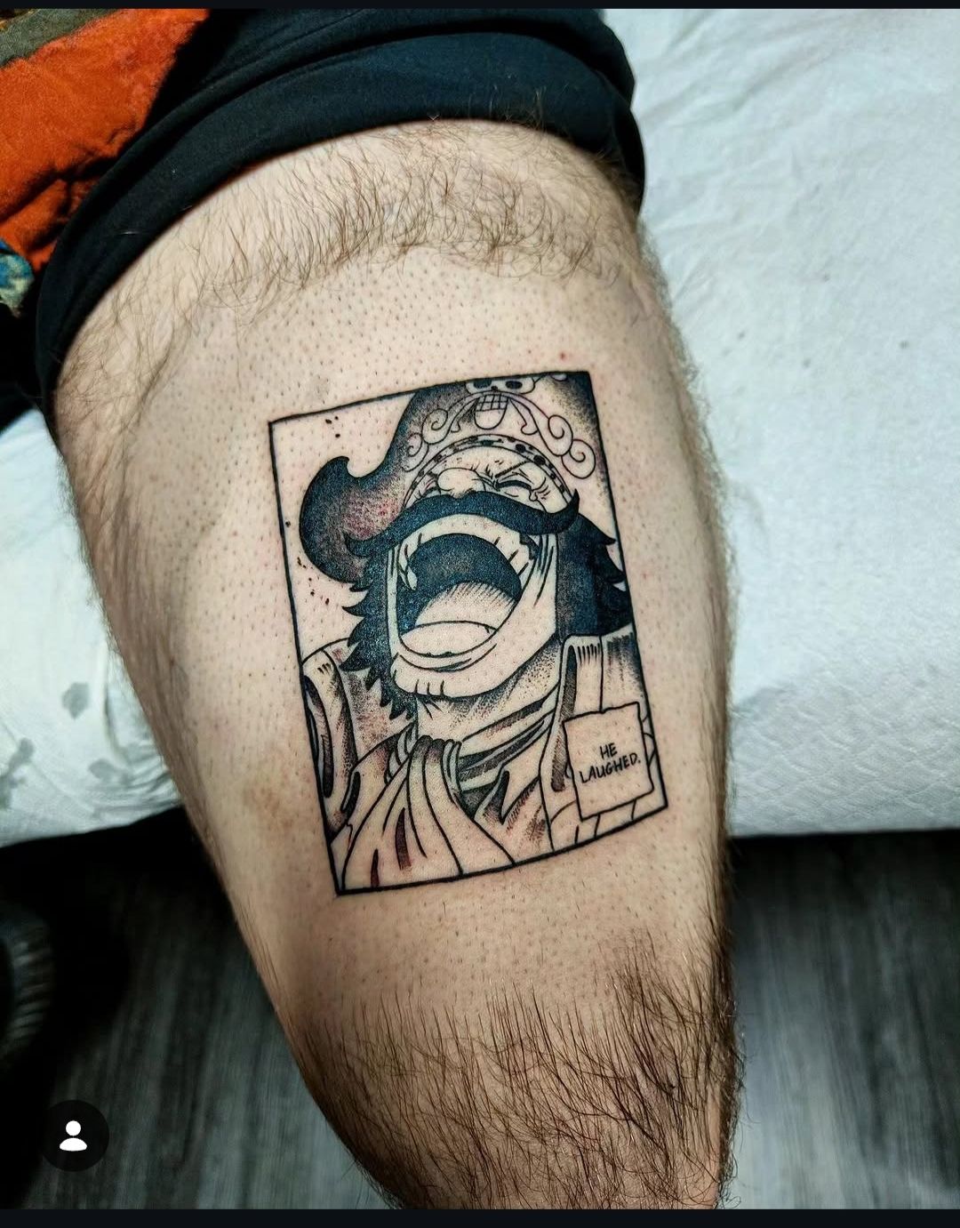 Tatuaggio sulla gamba raffigurante un personaggio anime a bocca aperta, racchiuso in una cornice rettangolare nera da fumetto