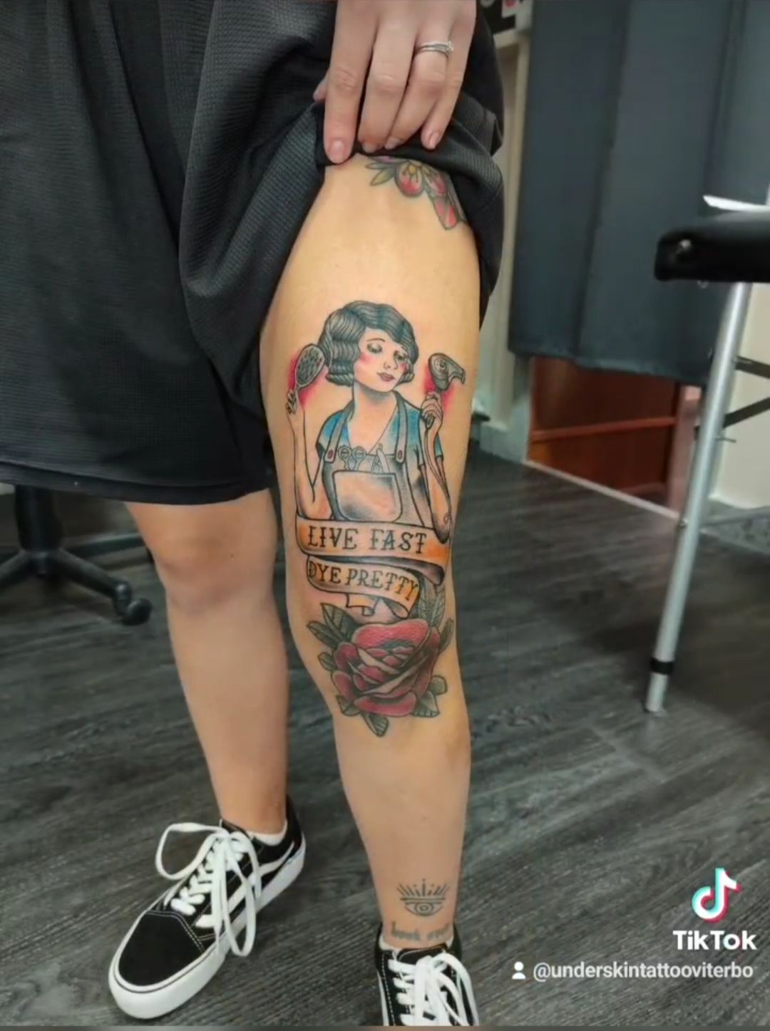 Tatuaggio sulla gamba di una donna con rose colorate
