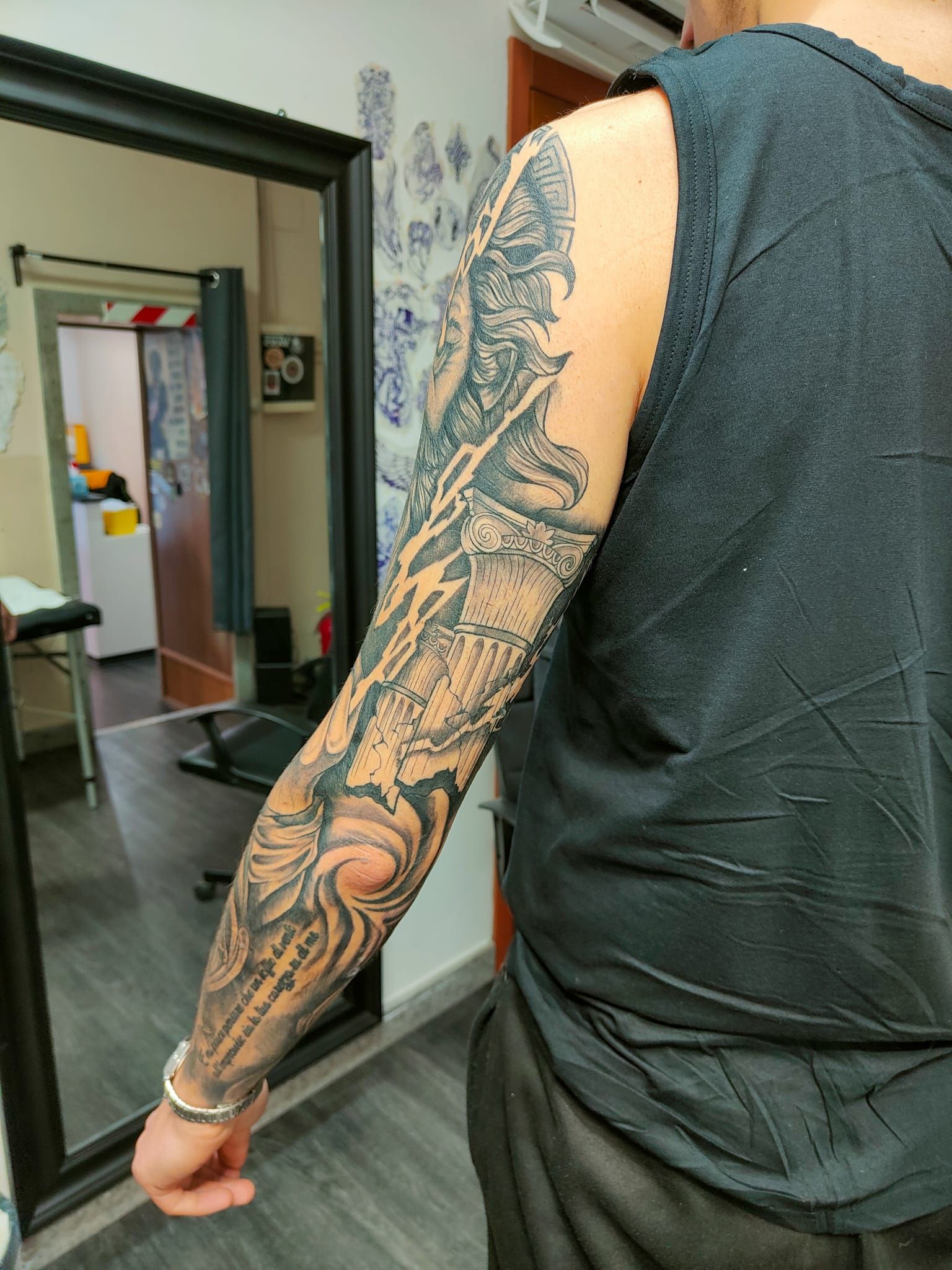 Braccio e spalla tatuati