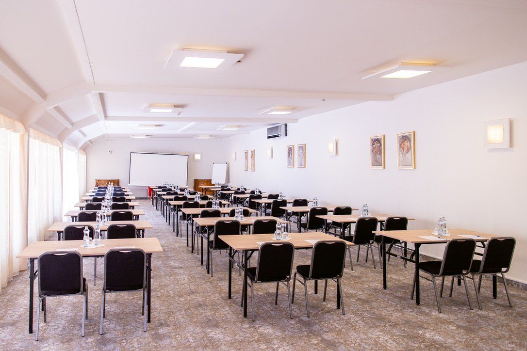 Velká místnost se stoly a židlemi