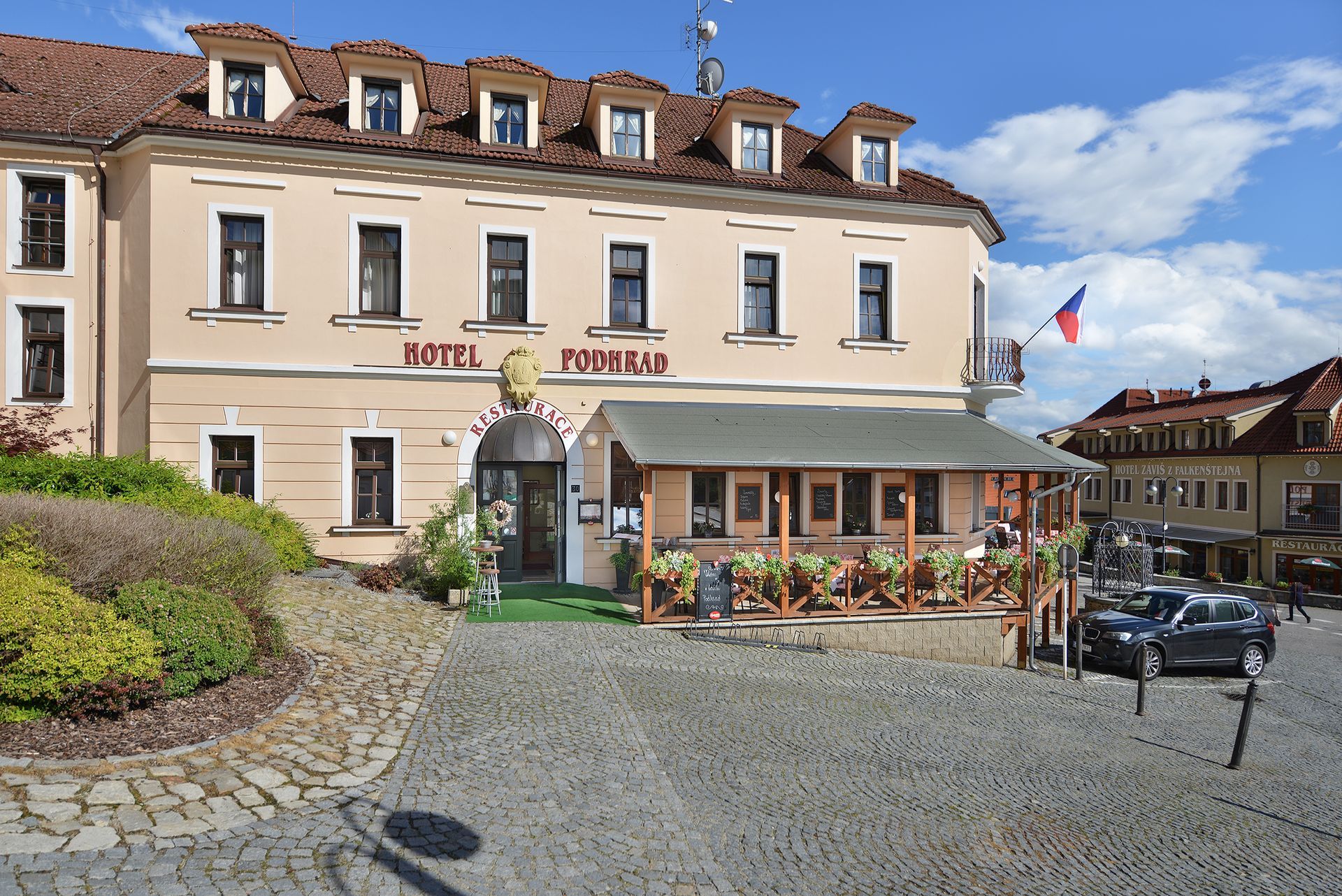 Velká budova s nápisem hotel
