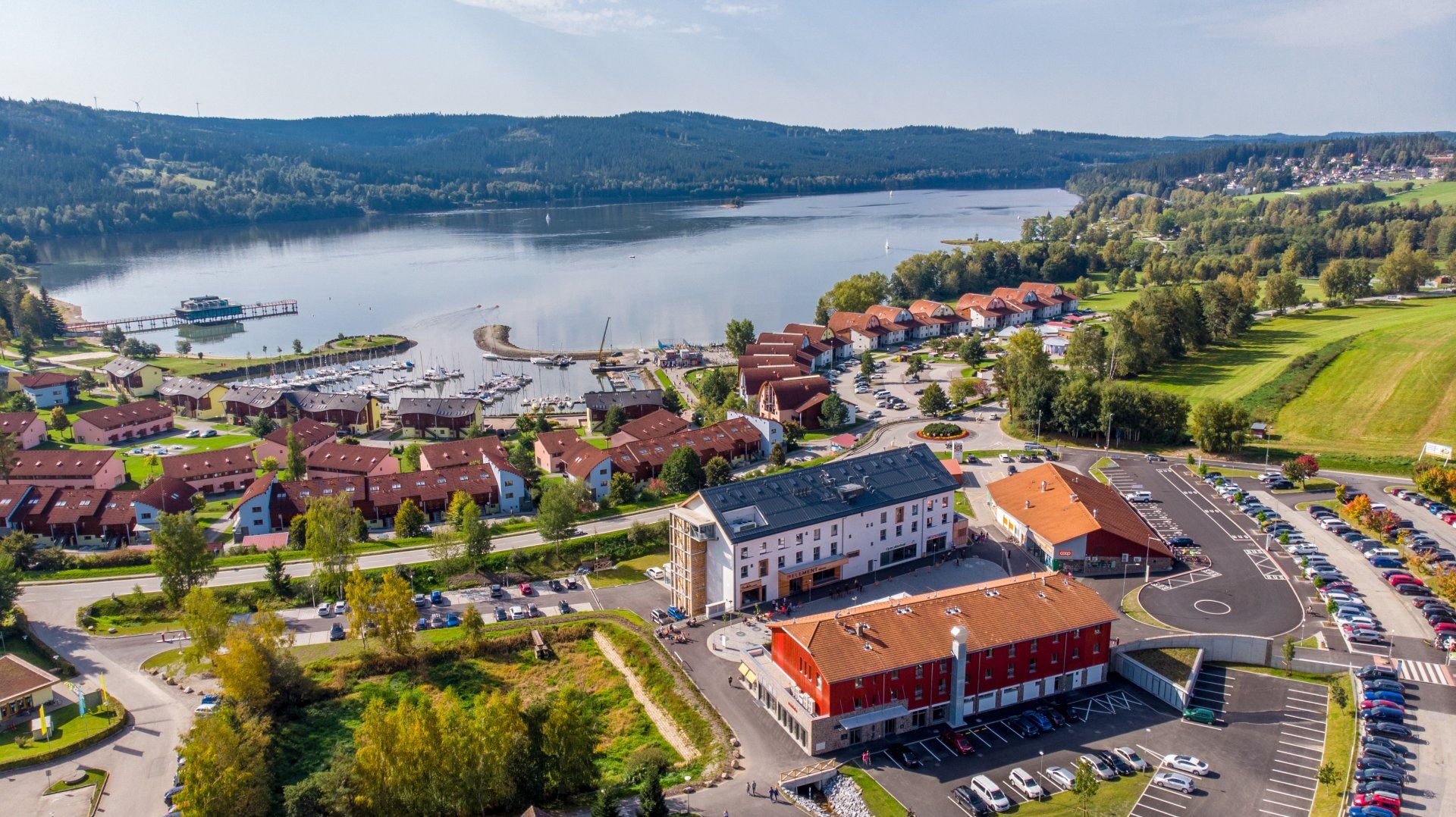 Letecký pohled na malé město u jezera.