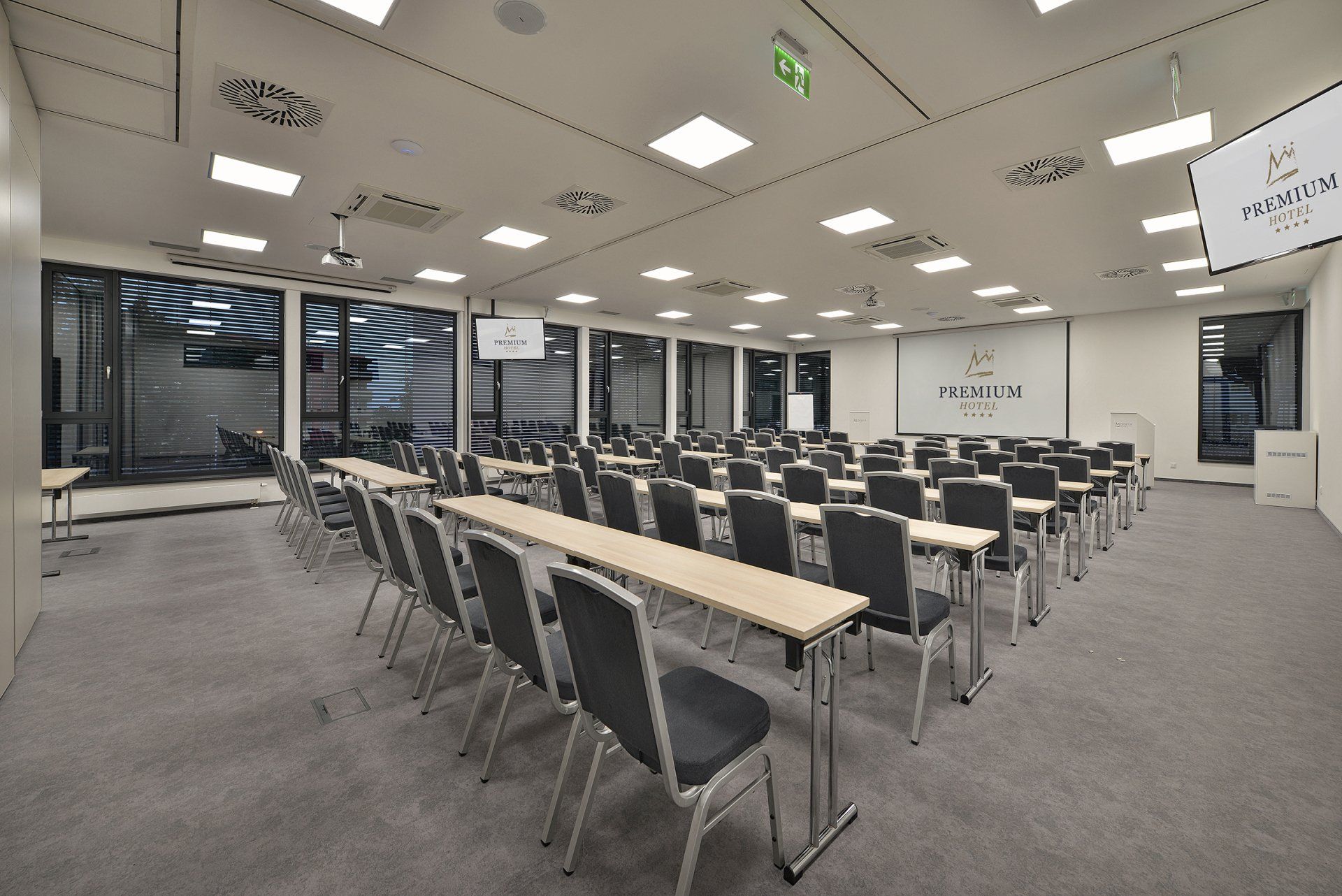 Velká konferenční místnost se stoly a židlemi