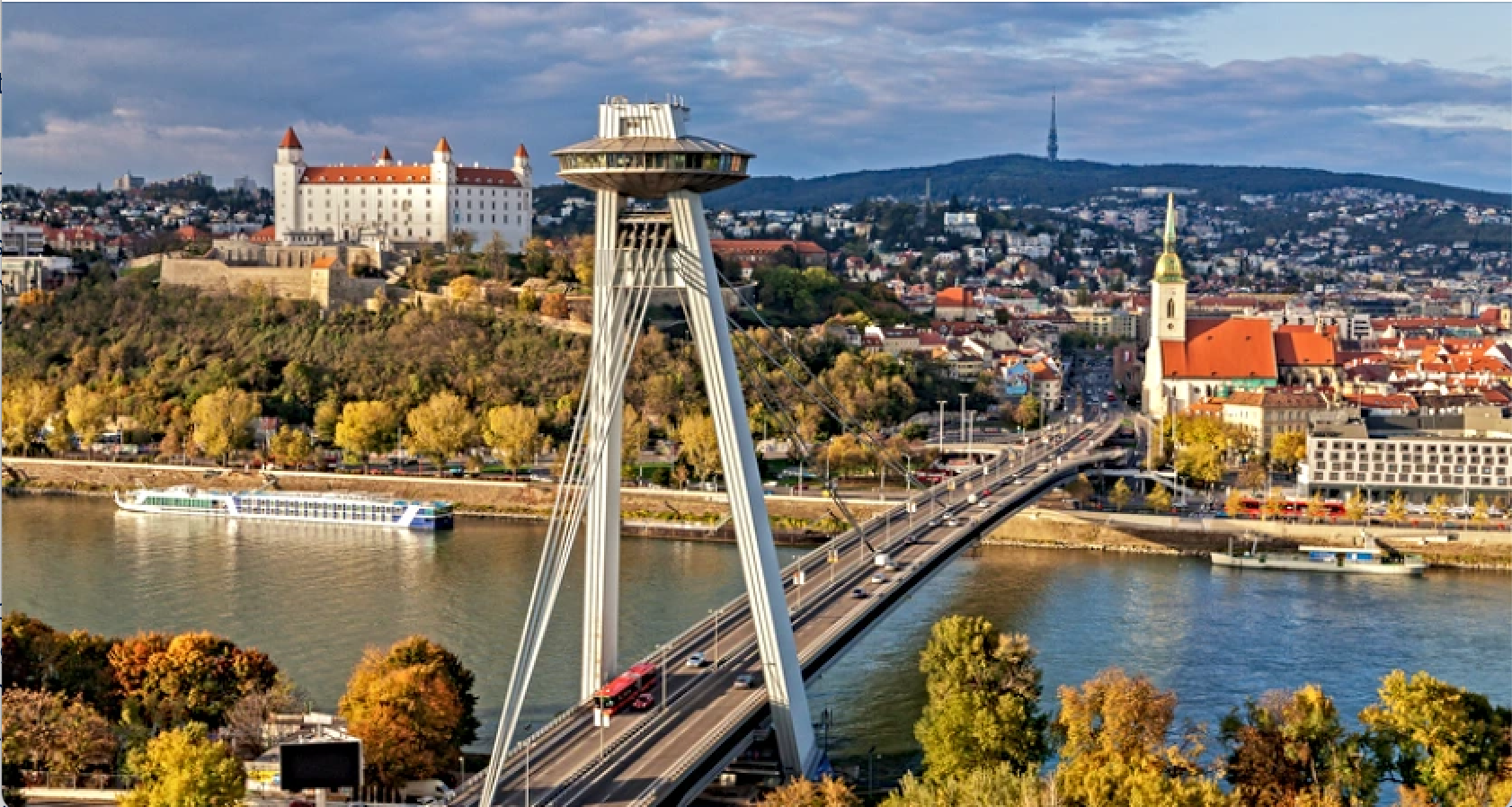 Skupina lidí hází konfety na večírku.