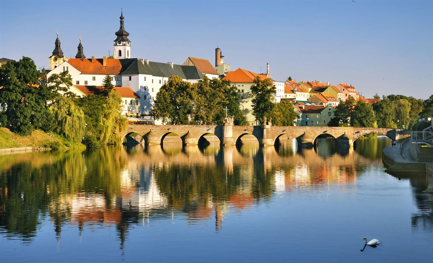 Most přes jezero s městem v pozadí