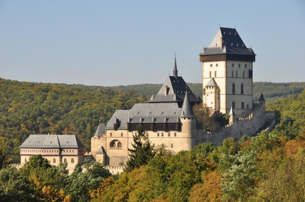 Velký hrad stojí na vrcholu kopce obklopený stromy