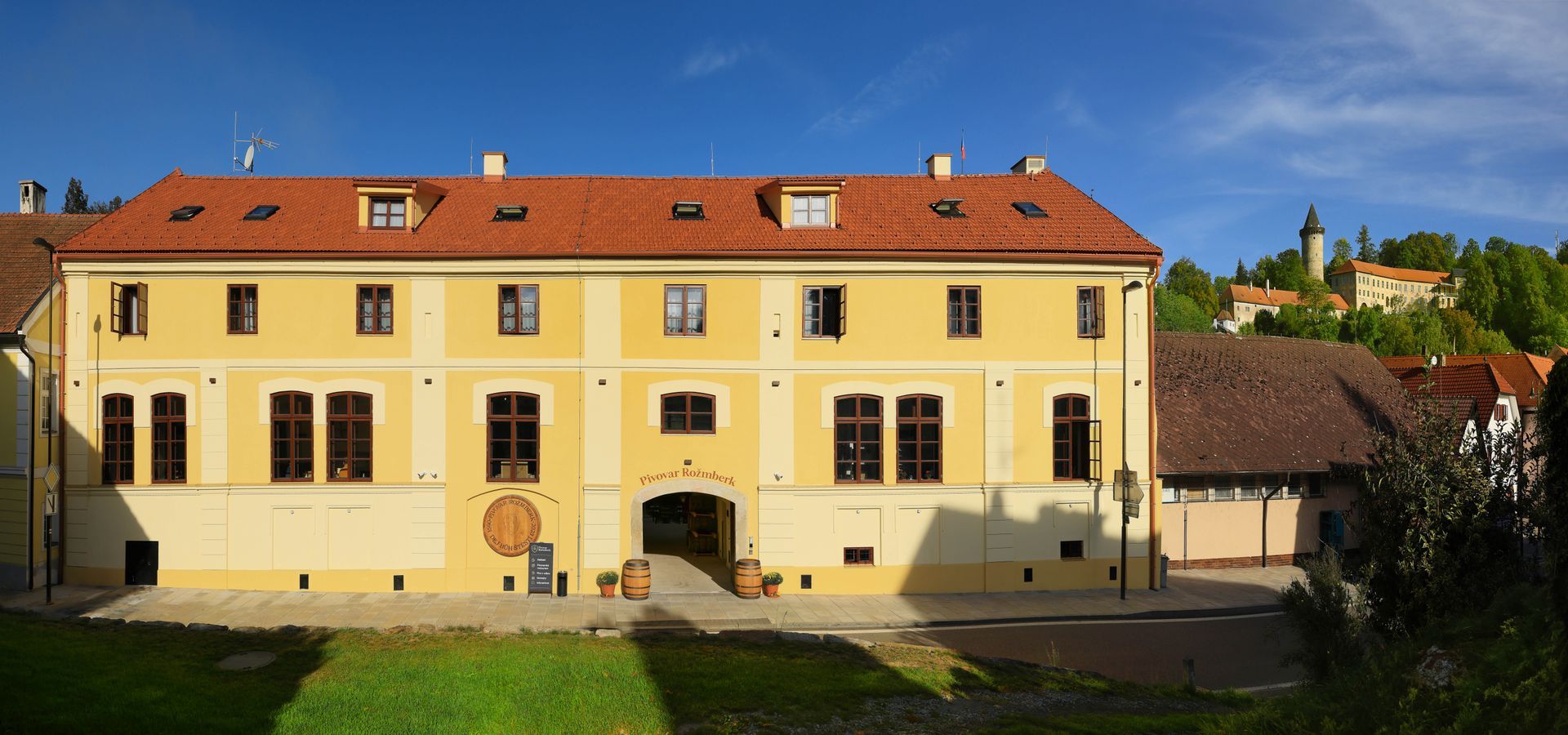 Velká žlutá a bílá budova s červenou střechou