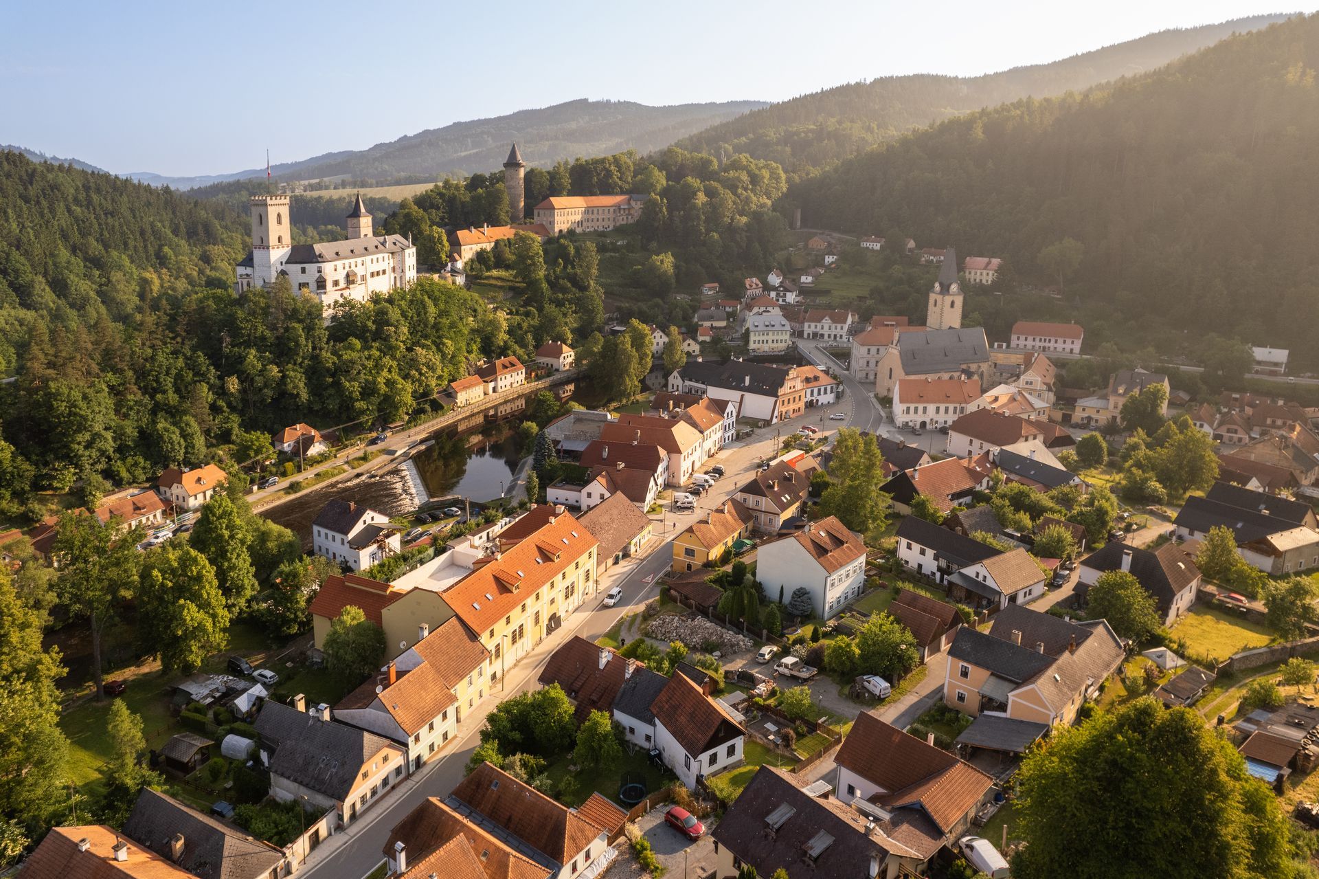 Letecký pohled na malé město obklopené horami