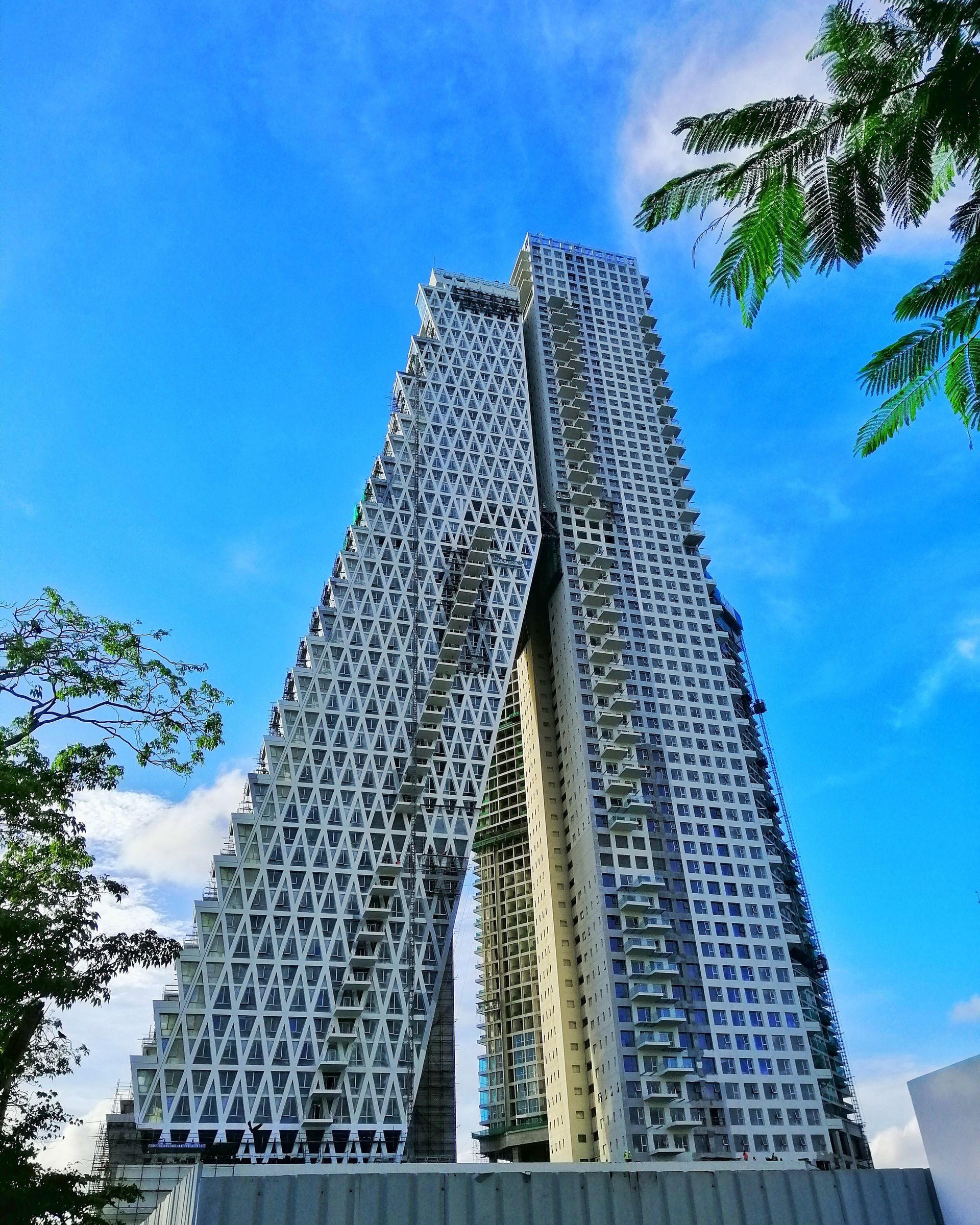 A tall building with a blue sky in the background