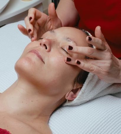 Kosmetikerin mit CIDESCO Diplom Julia Hediger trägt einer Kundin im Rahmen eines Augenliftigs eine Liftingcreme auf.