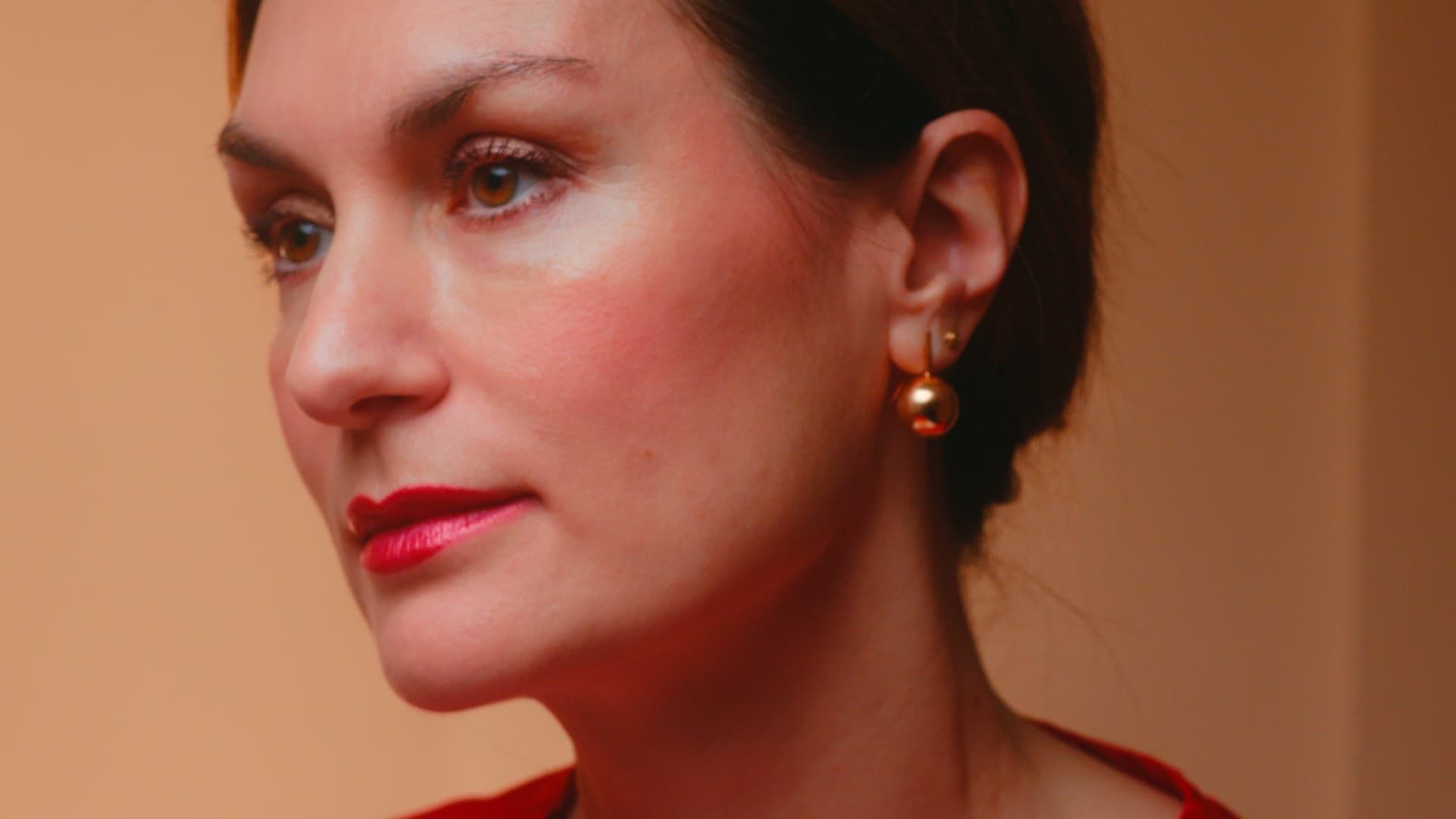 Elegante Frau mit strahlender Haut nach einer Guinot Hydradermie Behandlung in Basel