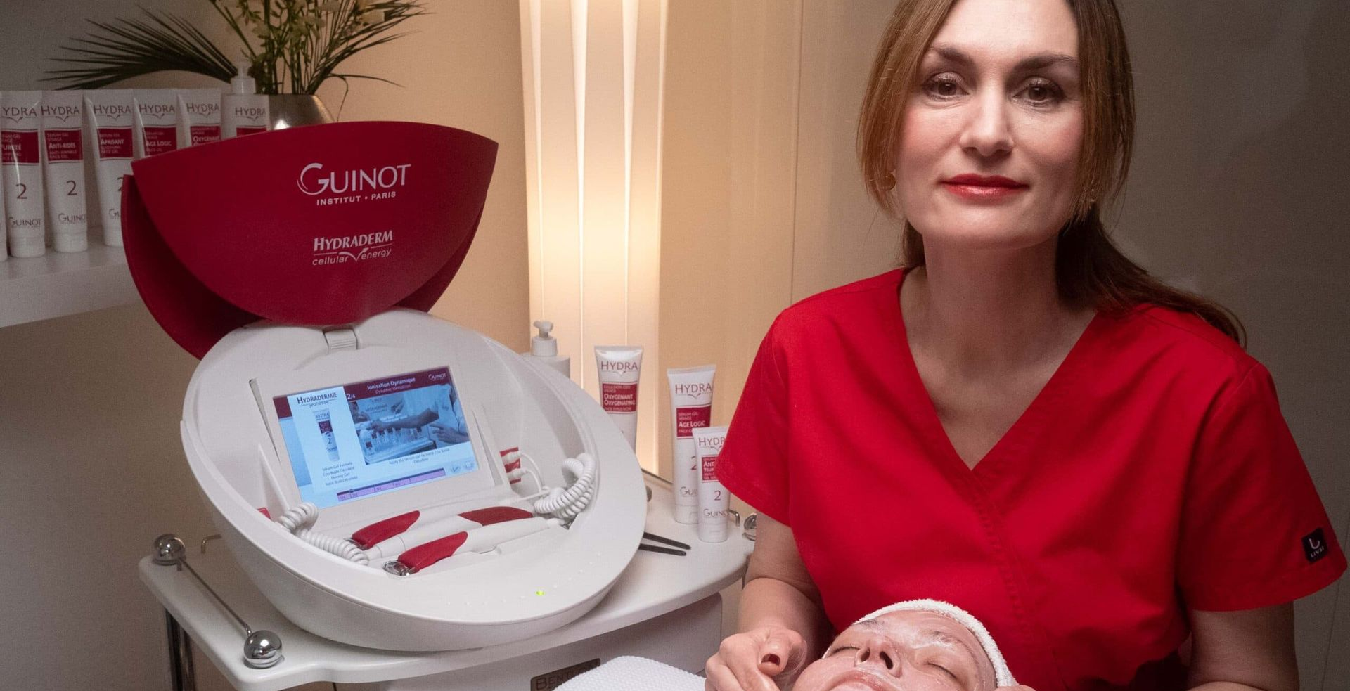 Professionelle Gesichtsbehandlung mit Hightech-Gerät