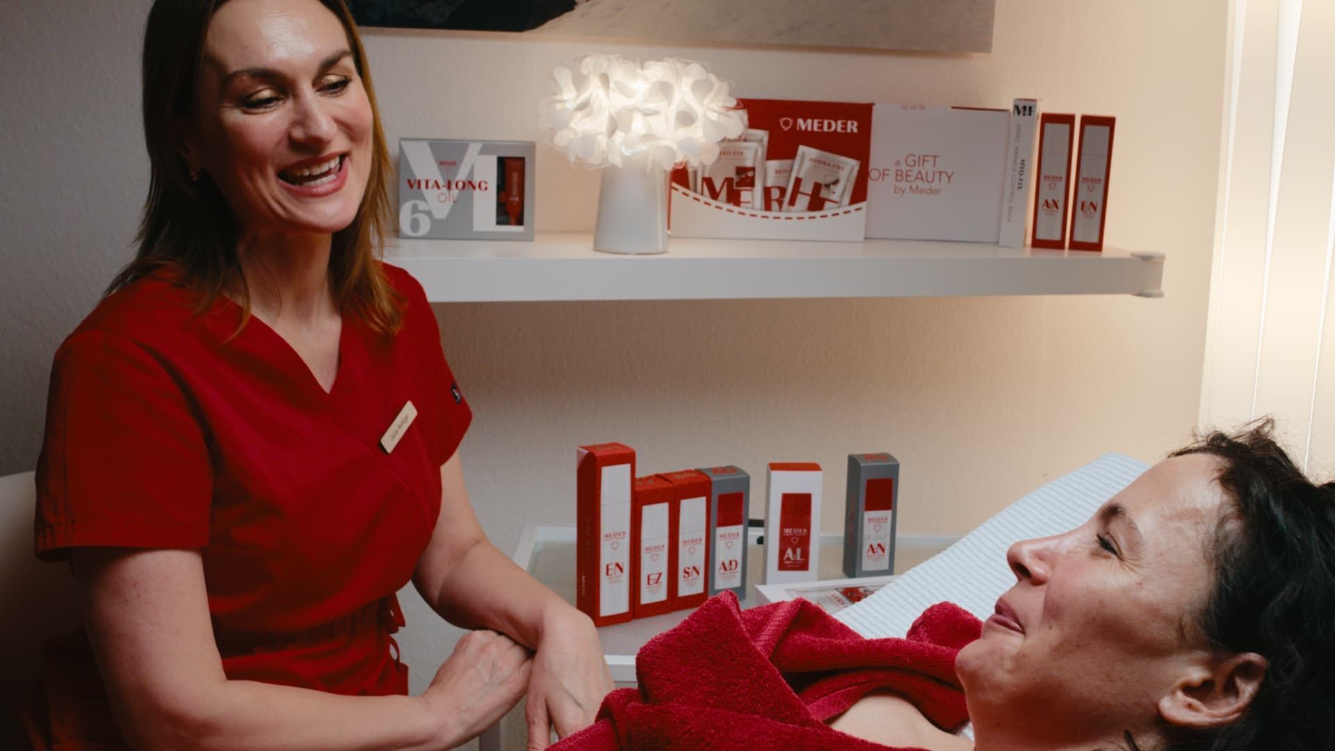 Kosmetikerin Julia Hediger (CIDESCO) berät Kundin zu Meder Beauty Produkten für die effektive Heimpflege in Basel.